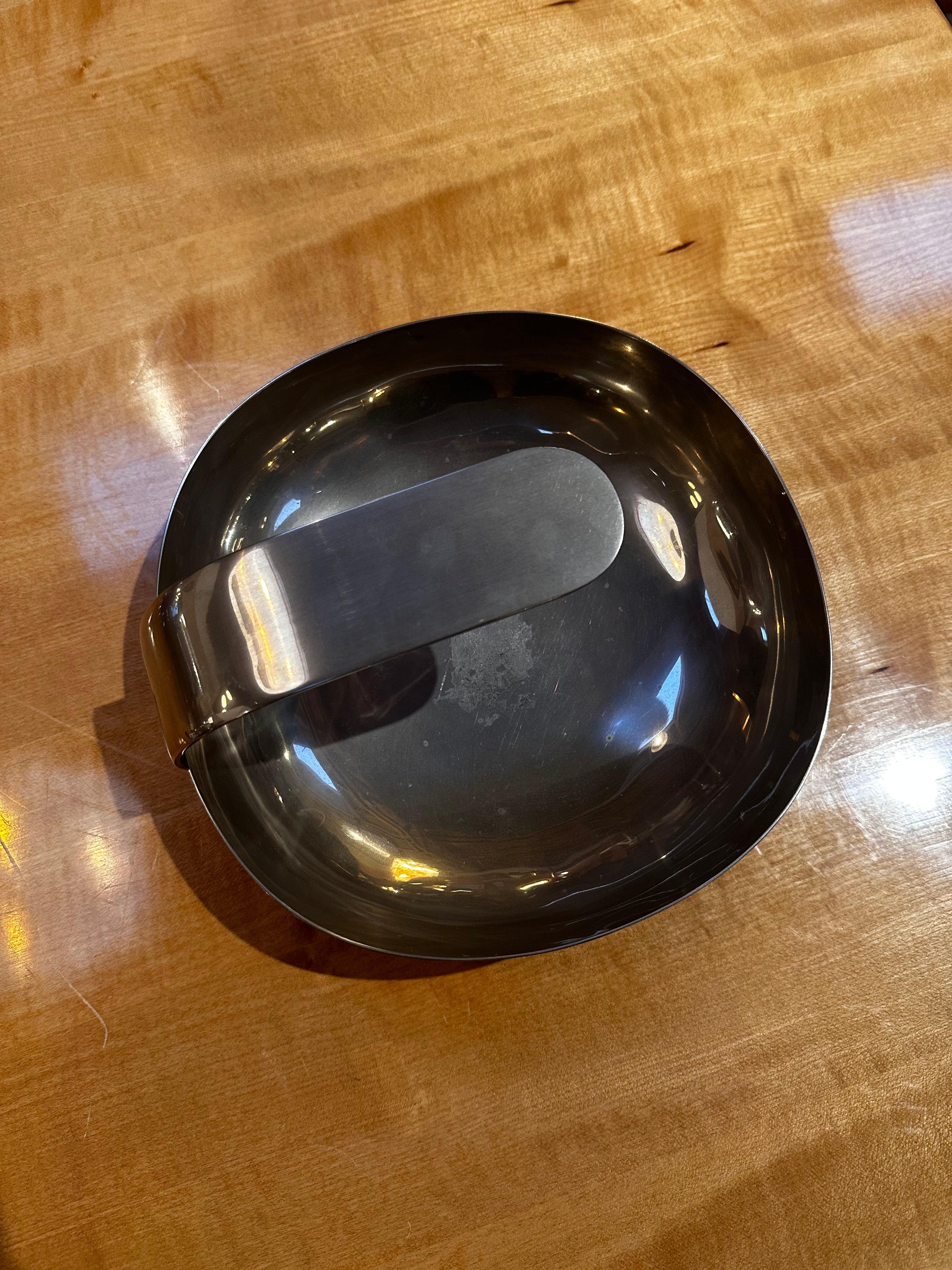 Die Vintage Decorative Silver Center Bowl von Sabbatini ist ein luxuriöses und verziertes Stück Tischdekoration. Diese Schale aus dem Hause Sabbatini, das für seine feinen Silberarbeiten bekannt ist, verkörpert die Eleganz und Handwerkskunst seiner