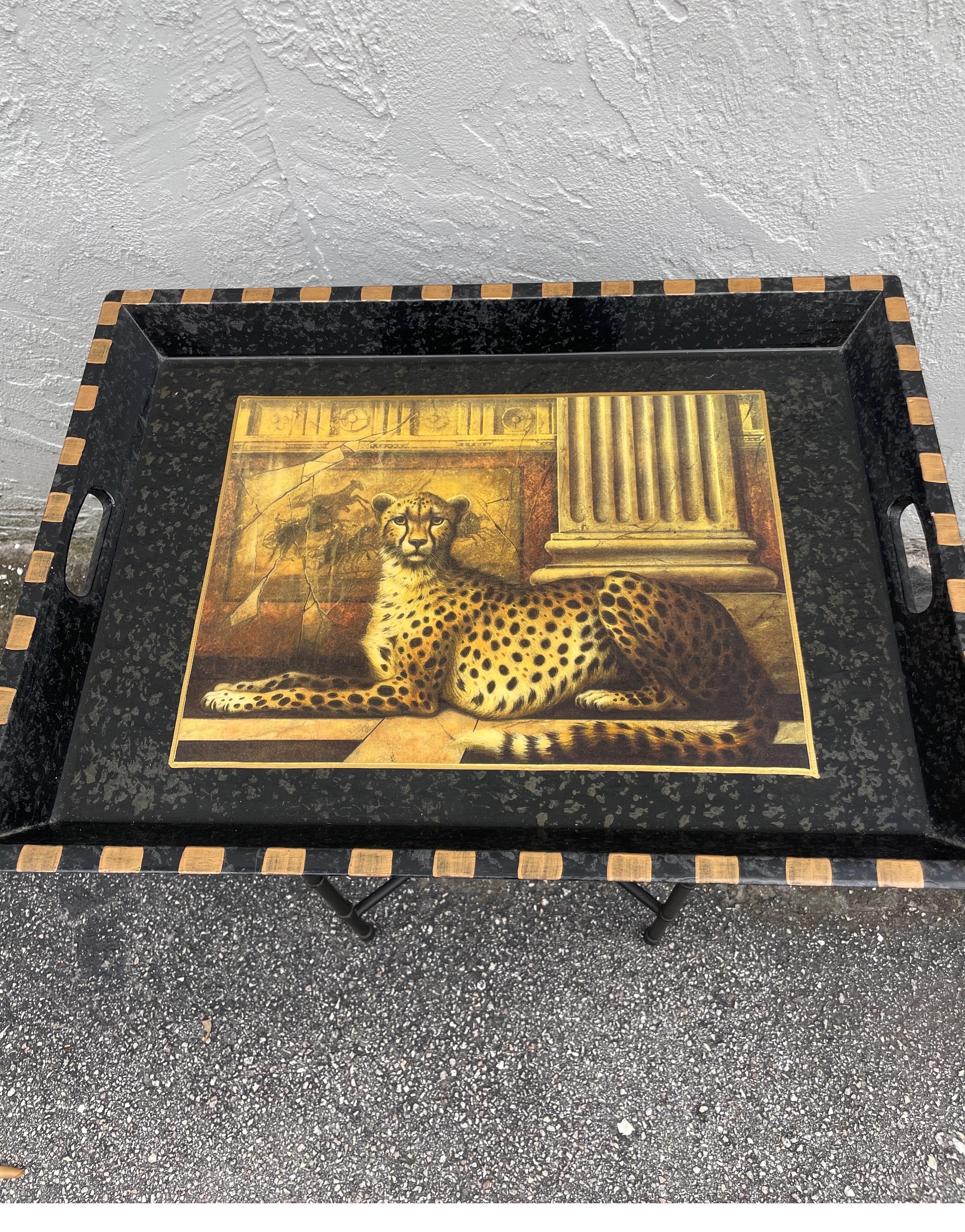 Handgemachtes Decoupage-Tablett mit einem liegenden Leoparden.  Hergestellt für Saks Fifth Avenue.