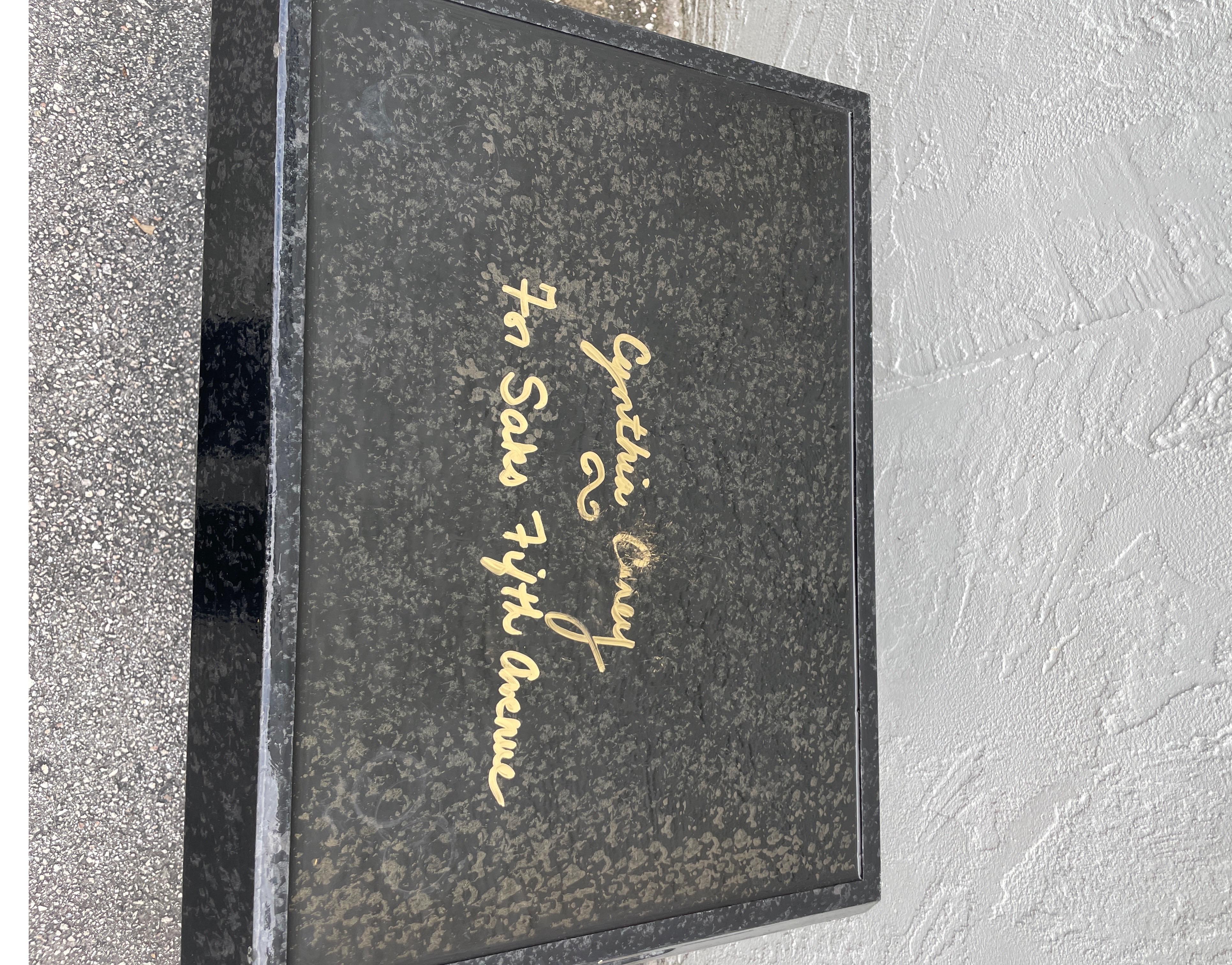 Decoupage Leopardentablett-Tabletttisch auf schwarzem Eisensockel, Vintage (20. Jahrhundert) im Angebot