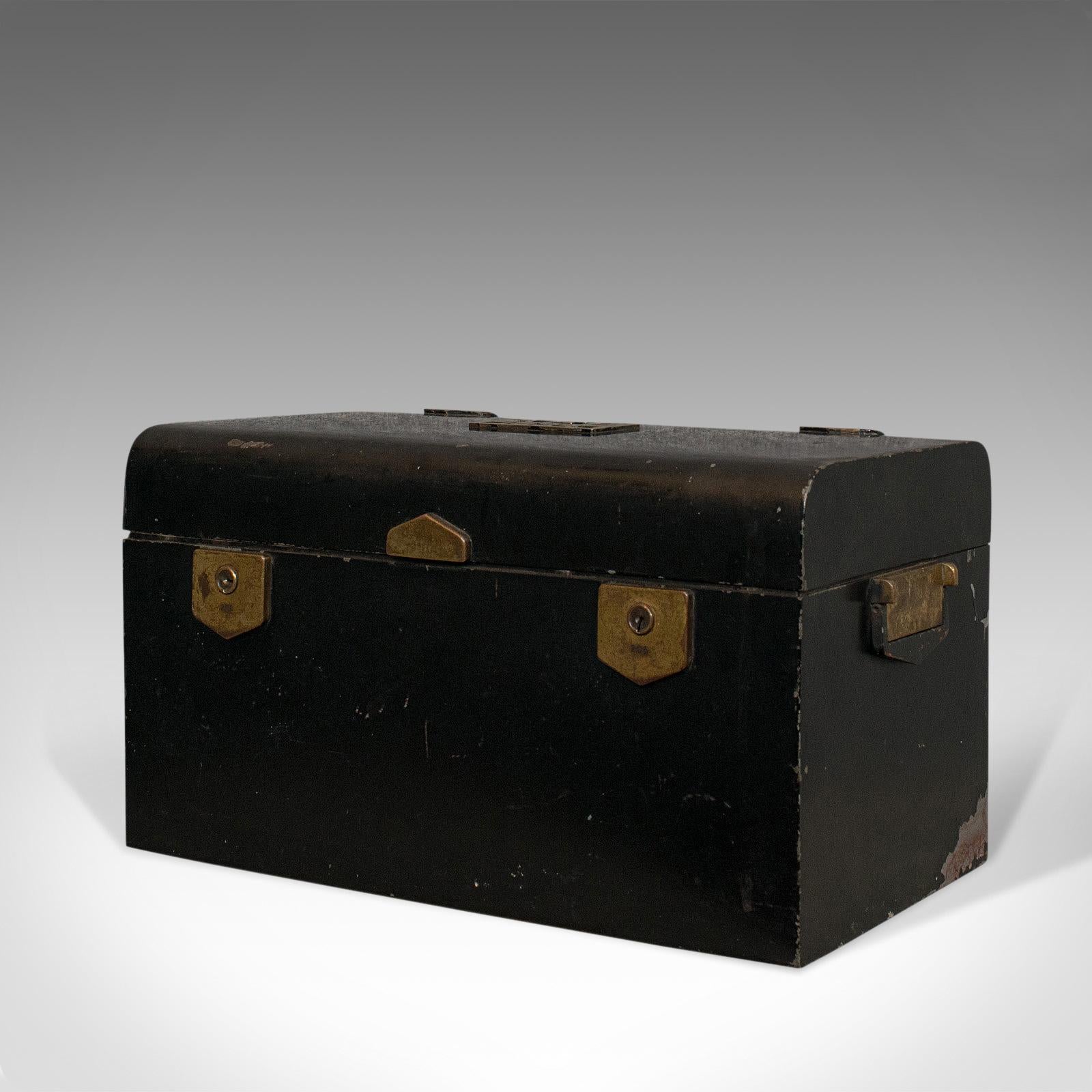 Vintage Deed Box:: Englisch:: Art Deco:: Eisen:: Dokument:: Deposit:: Truhe:: um 1930 im Zustand „Gut“ im Angebot in Hele, Devon, GB
