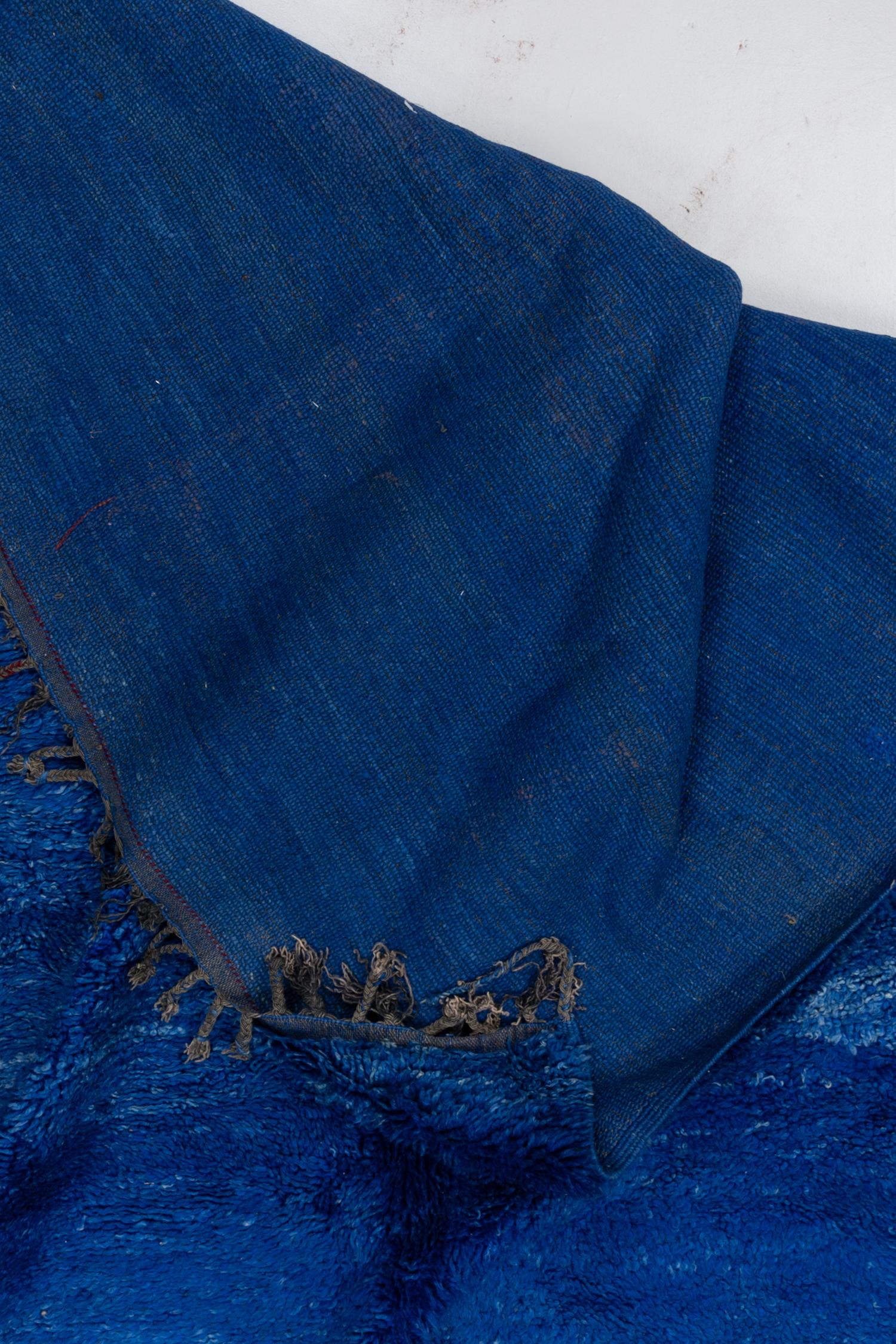 Hand-Woven Vintage Deep Blue Beni Mrirt Rug For Sale