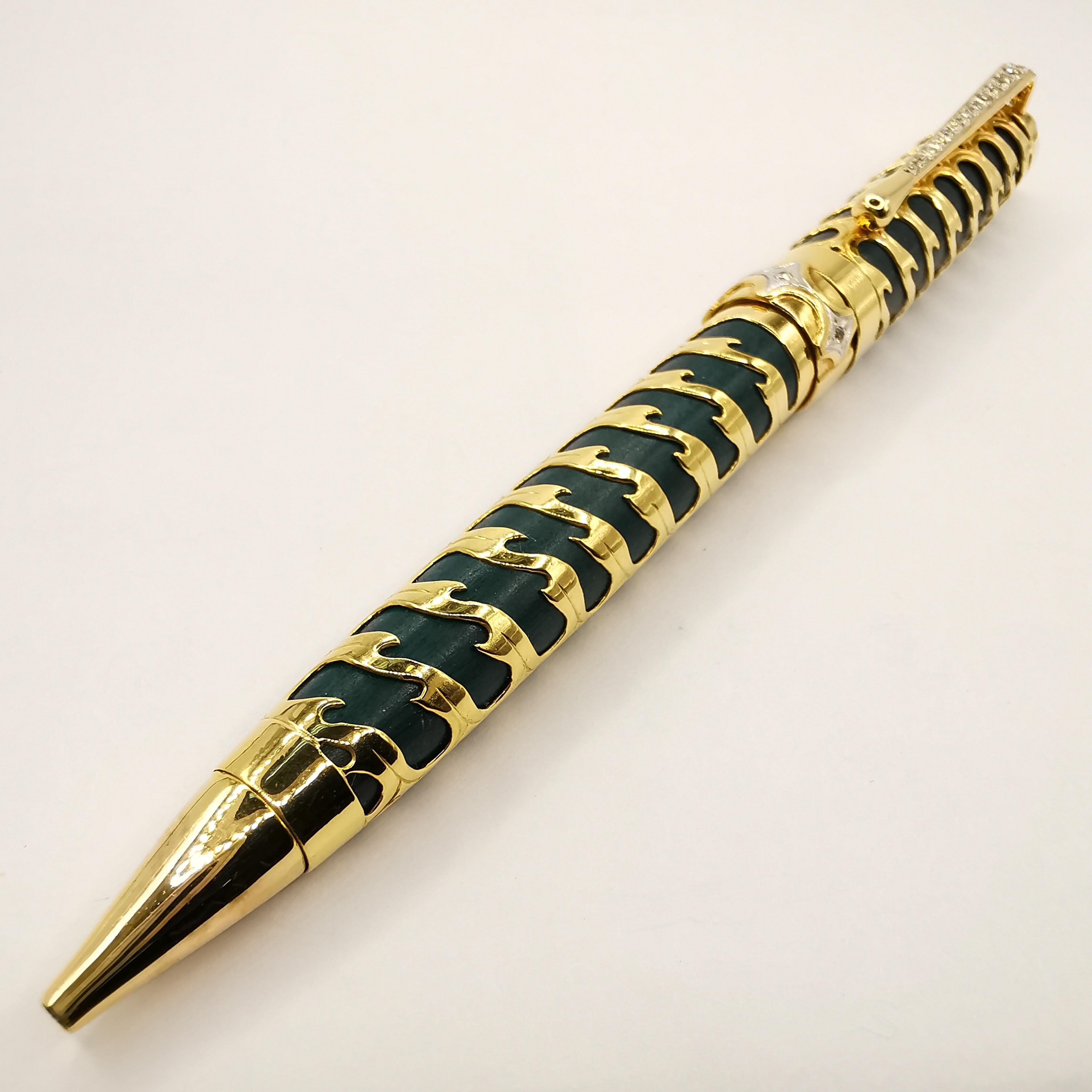 Indulge in luxury and add a touch of vintage elegance to your desk with this stunning Vintage Deep Green .4 Carat Diamond 18K Yellow Gold Ball Pen Sandalwood Box Set. The pen, crafted from high-quality materials, is an exquisite writing instrument
