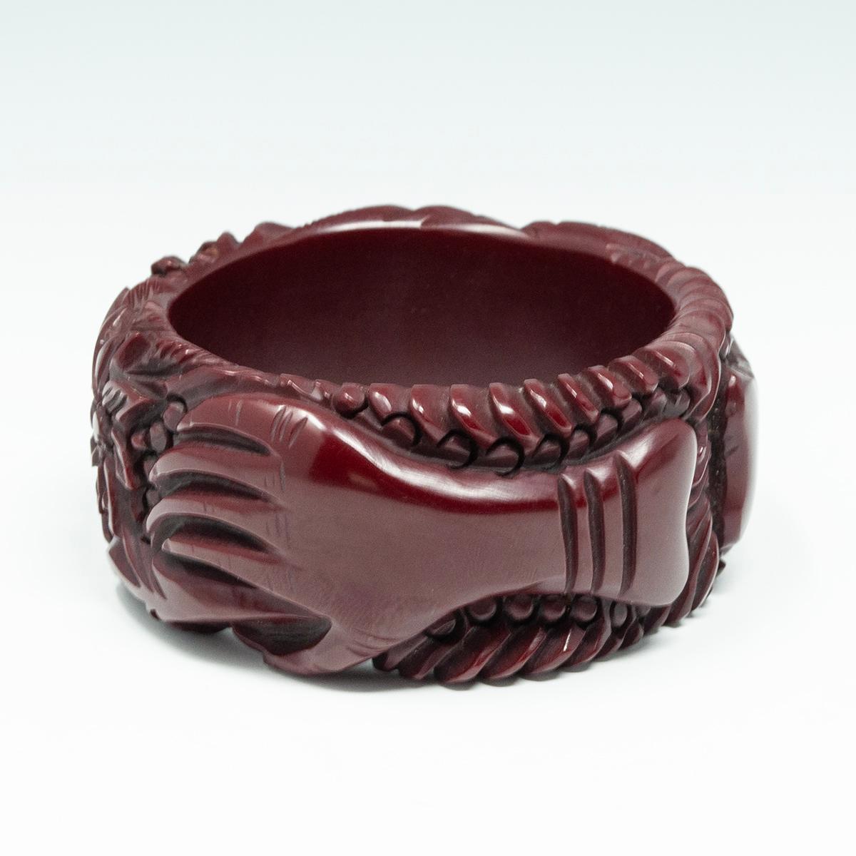 Contemporaneo Vintage Bangle in bachelite bordeaux profondamente intagliato in vendita