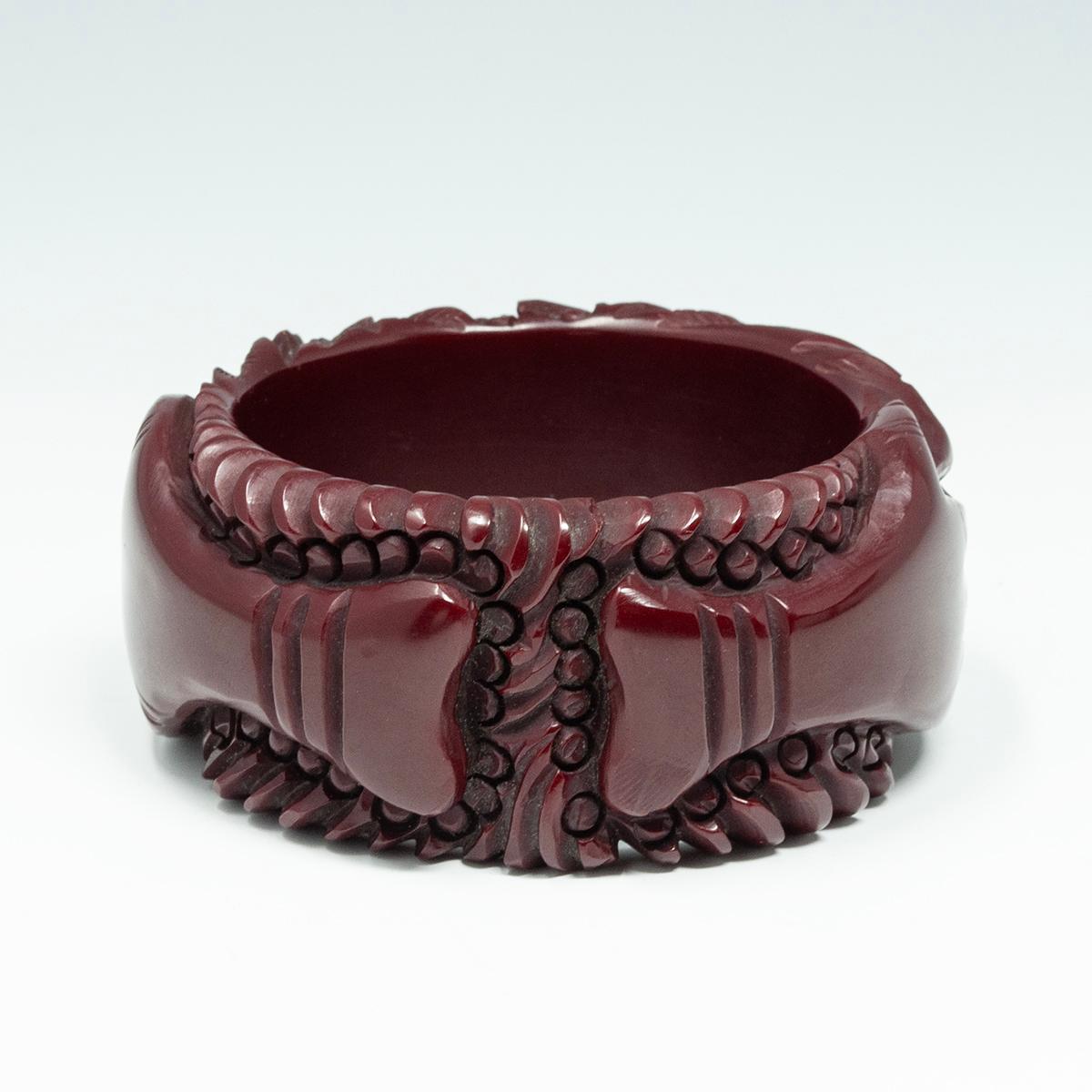 Vintage Bangle in bachelite bordeaux profondamente intagliato In condizioni buone in vendita a Point Richmond, CA