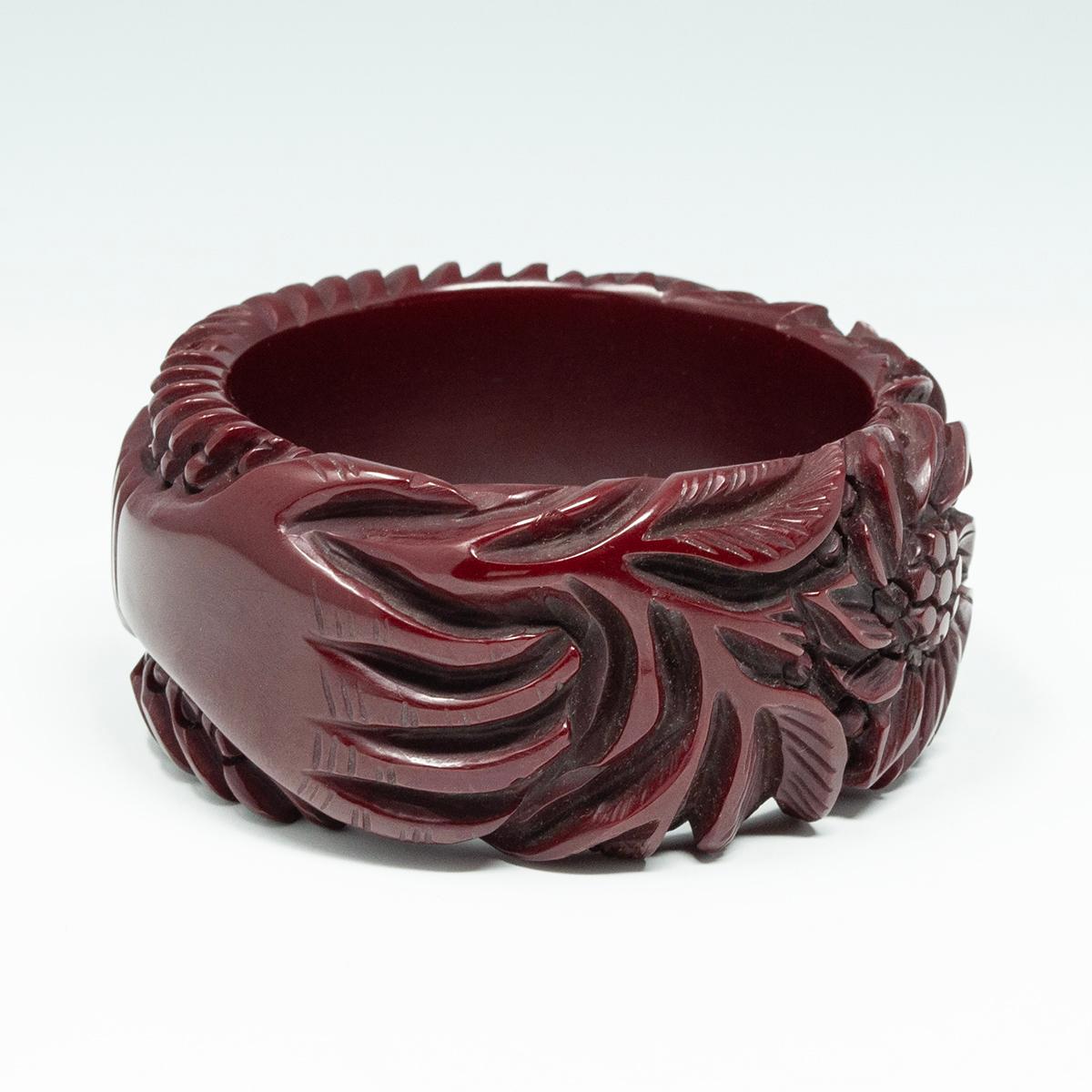 Donna Vintage Bangle in bachelite bordeaux profondamente intagliato in vendita