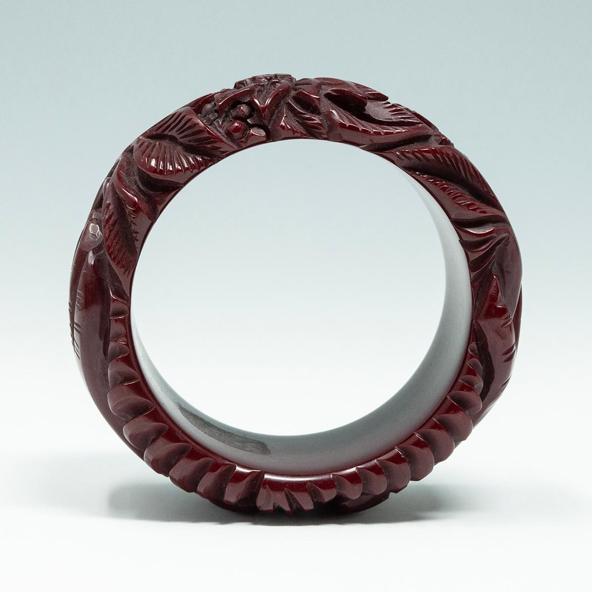 Vintage Bangle in bachelite bordeaux profondamente intagliato in vendita 1