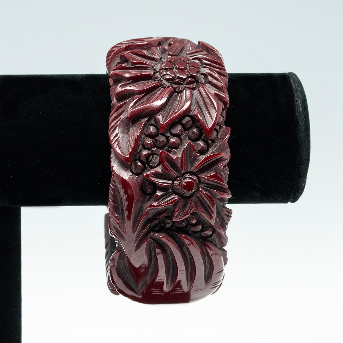 Vintage Bangle in bachelite bordeaux profondamente intagliato in vendita 2