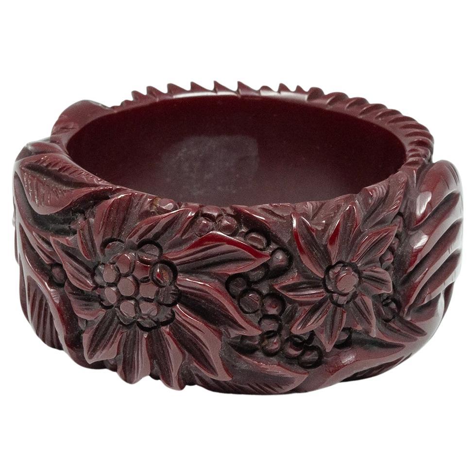 Bracelet jonc vintage en bakélite bordeaux profondément sculpté