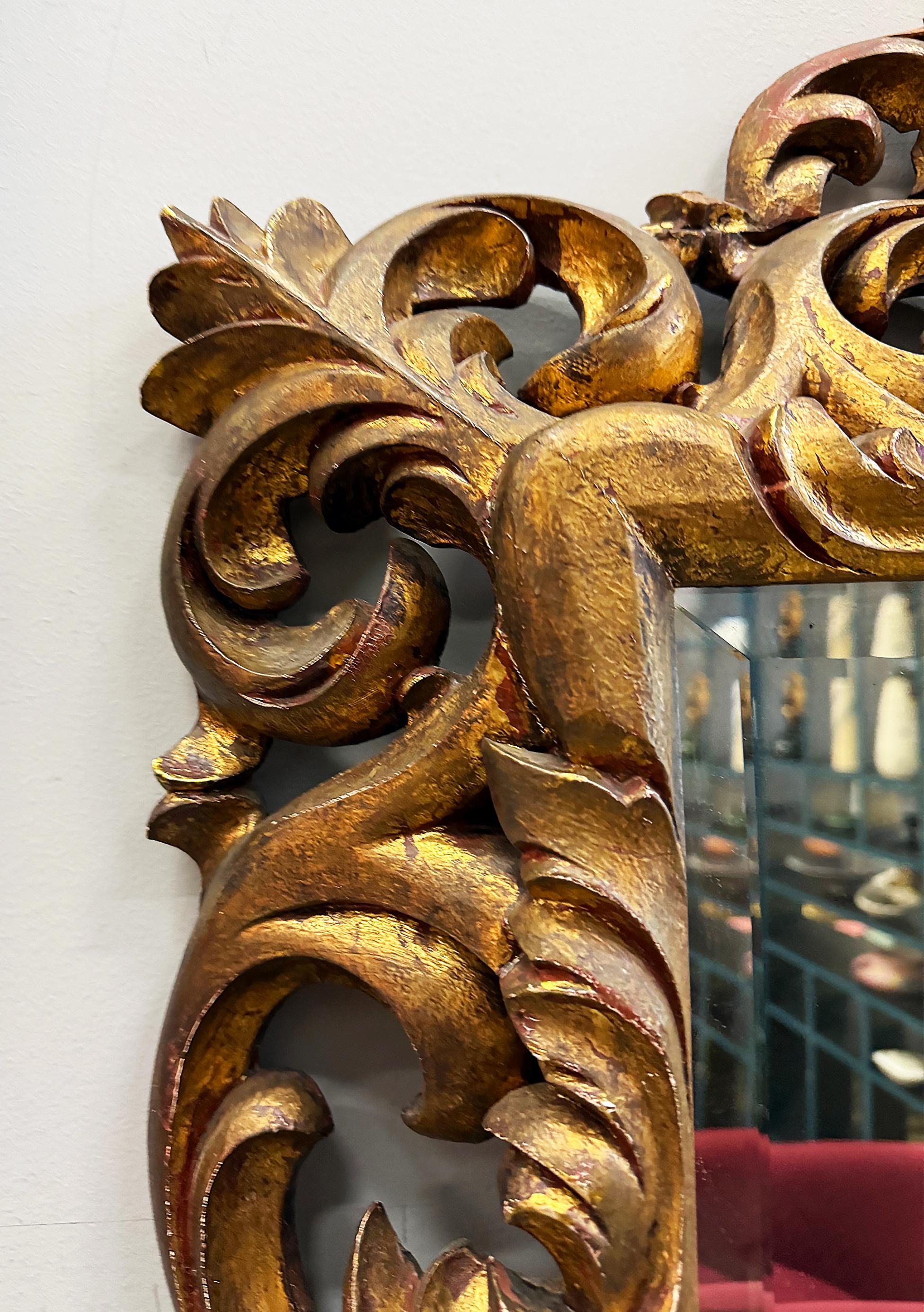 Miroir biseauté en bois doré profondément sculpté, style Rococo

Nous proposons à la vente un miroir en bois doré orné de motifs de feuilles d'acanthe très profondément sculptés.  Le cadre et sa corniche supérieure sont profondément sculptés dans le