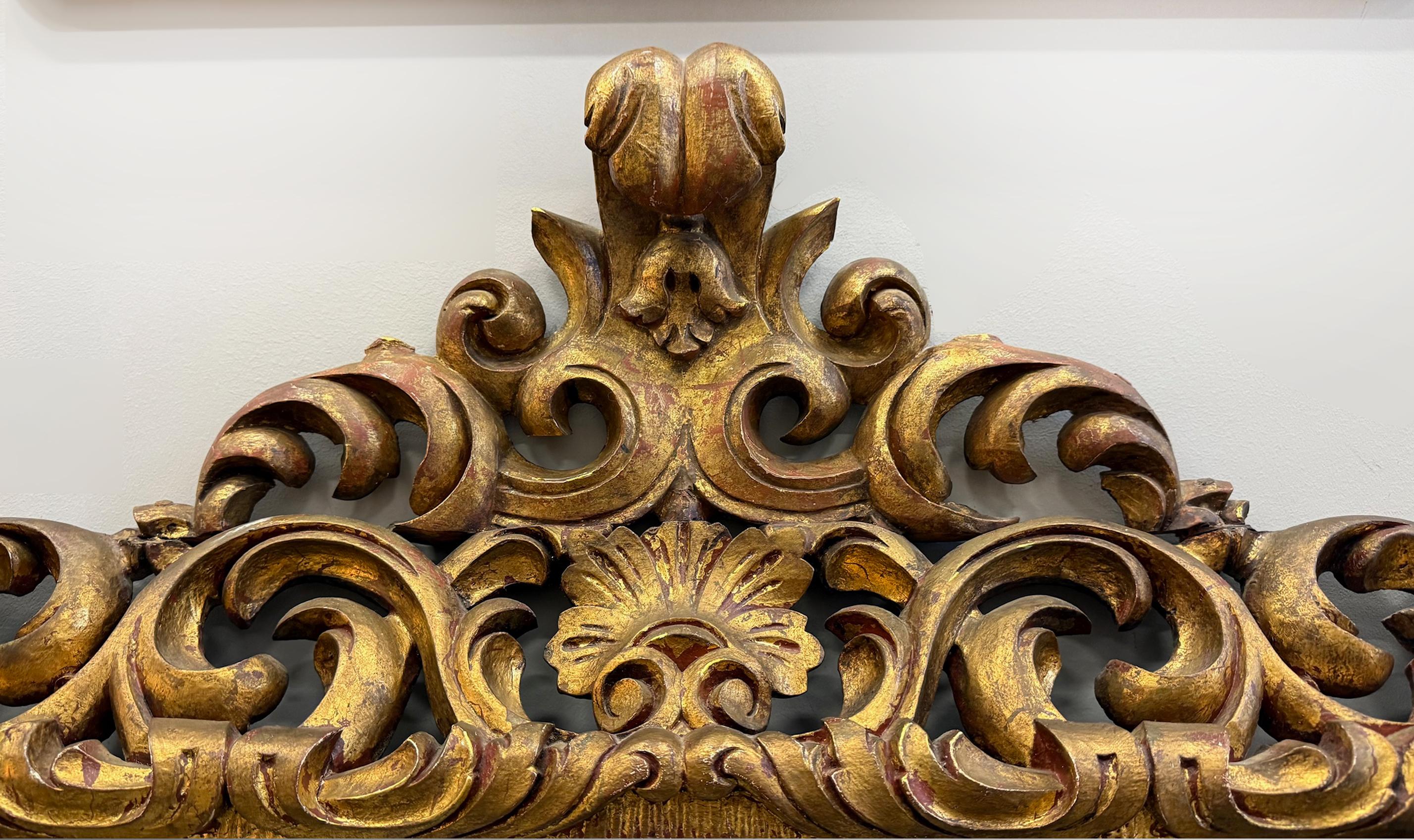 Néo-rococo Miroir biseauté en bois doré profondément sculpté, style Rococo en vente