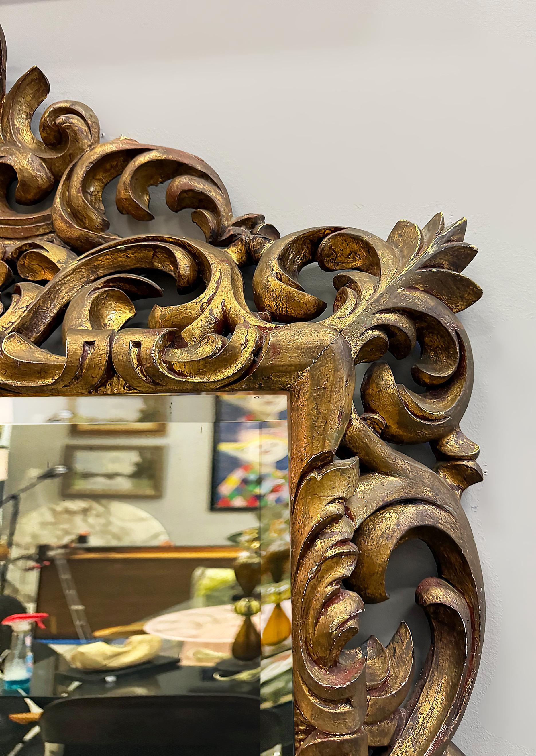 italien Miroir biseauté en bois doré profondément sculpté, style Rococo en vente