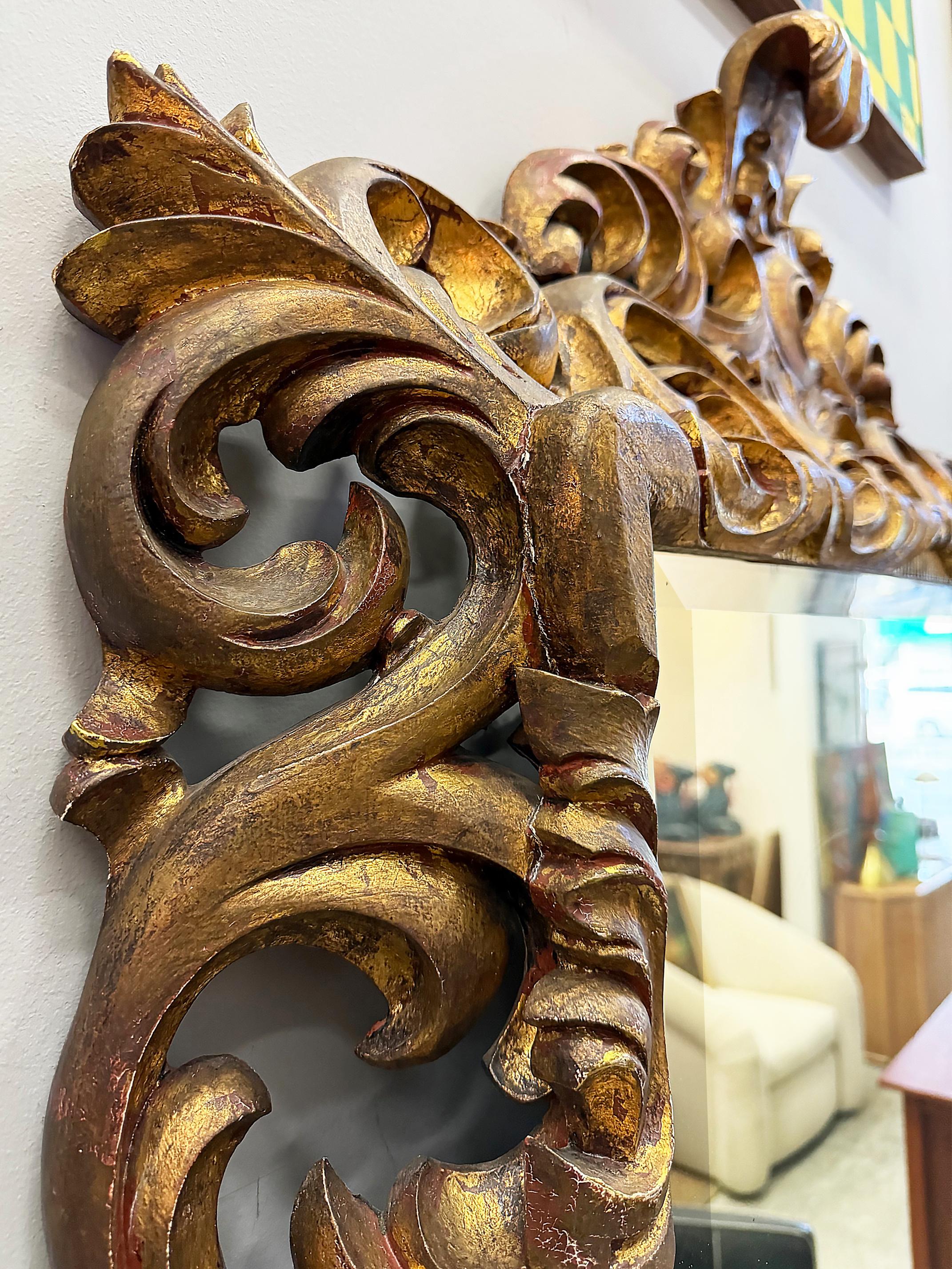 Biseauté Miroir biseauté en bois doré profondément sculpté, style Rococo en vente