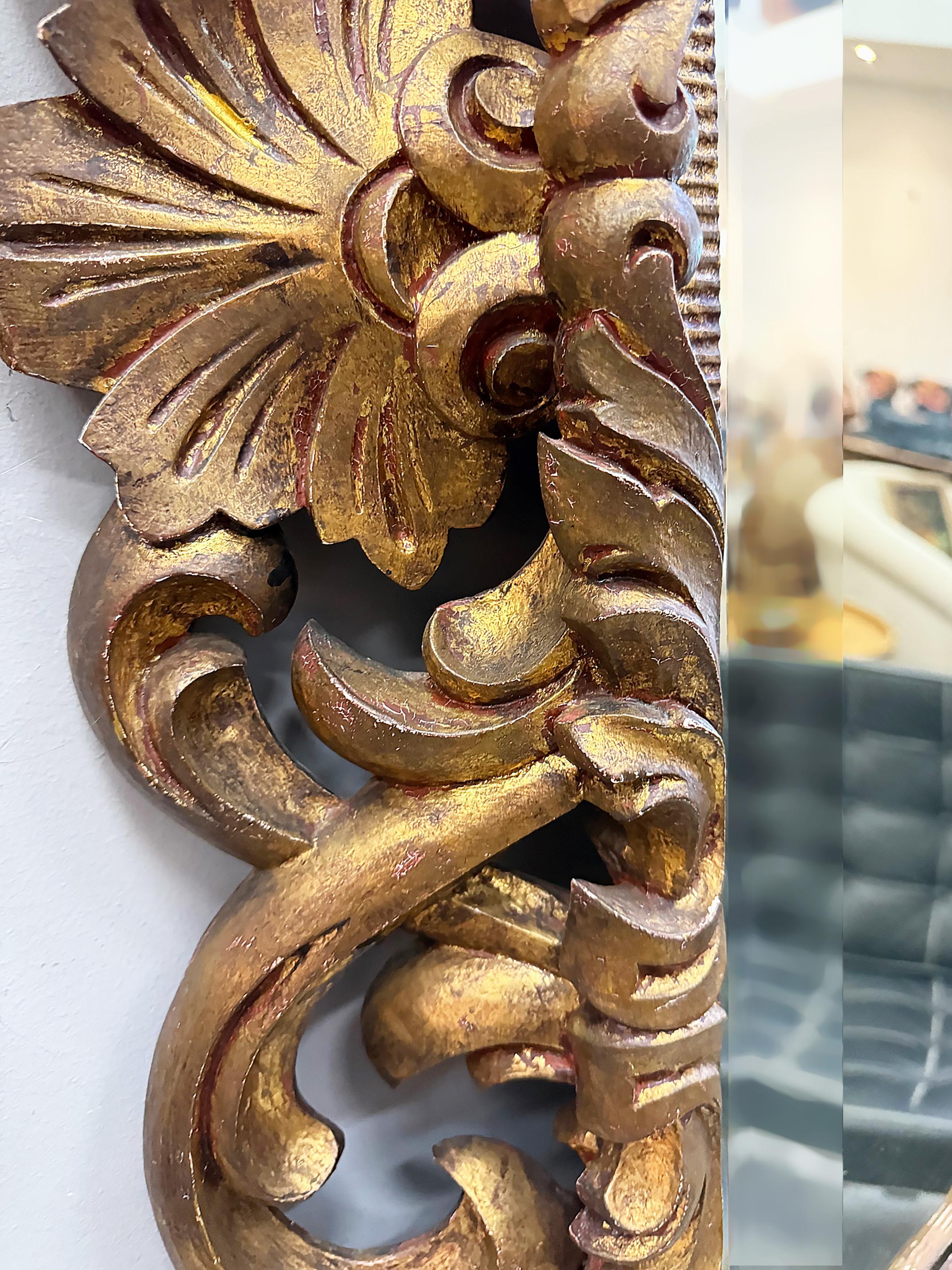 Miroir biseauté en bois doré profondément sculpté, style Rococo Bon état - En vente à Miami, FL