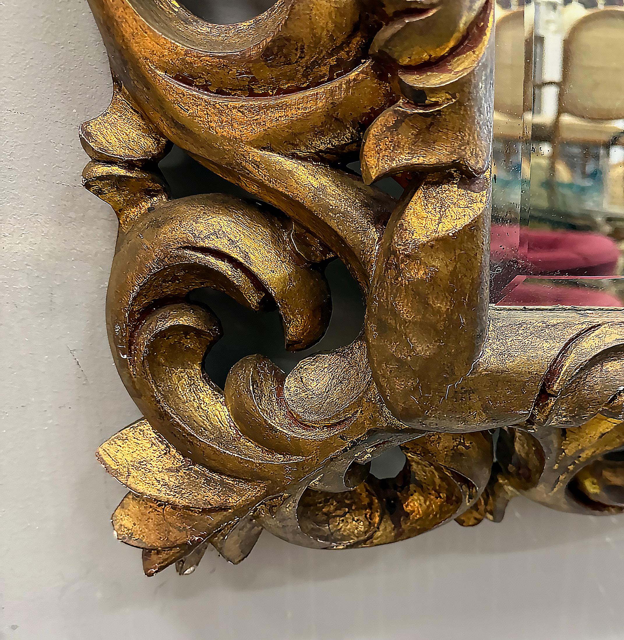20ième siècle Miroir biseauté en bois doré profondément sculpté, style Rococo en vente