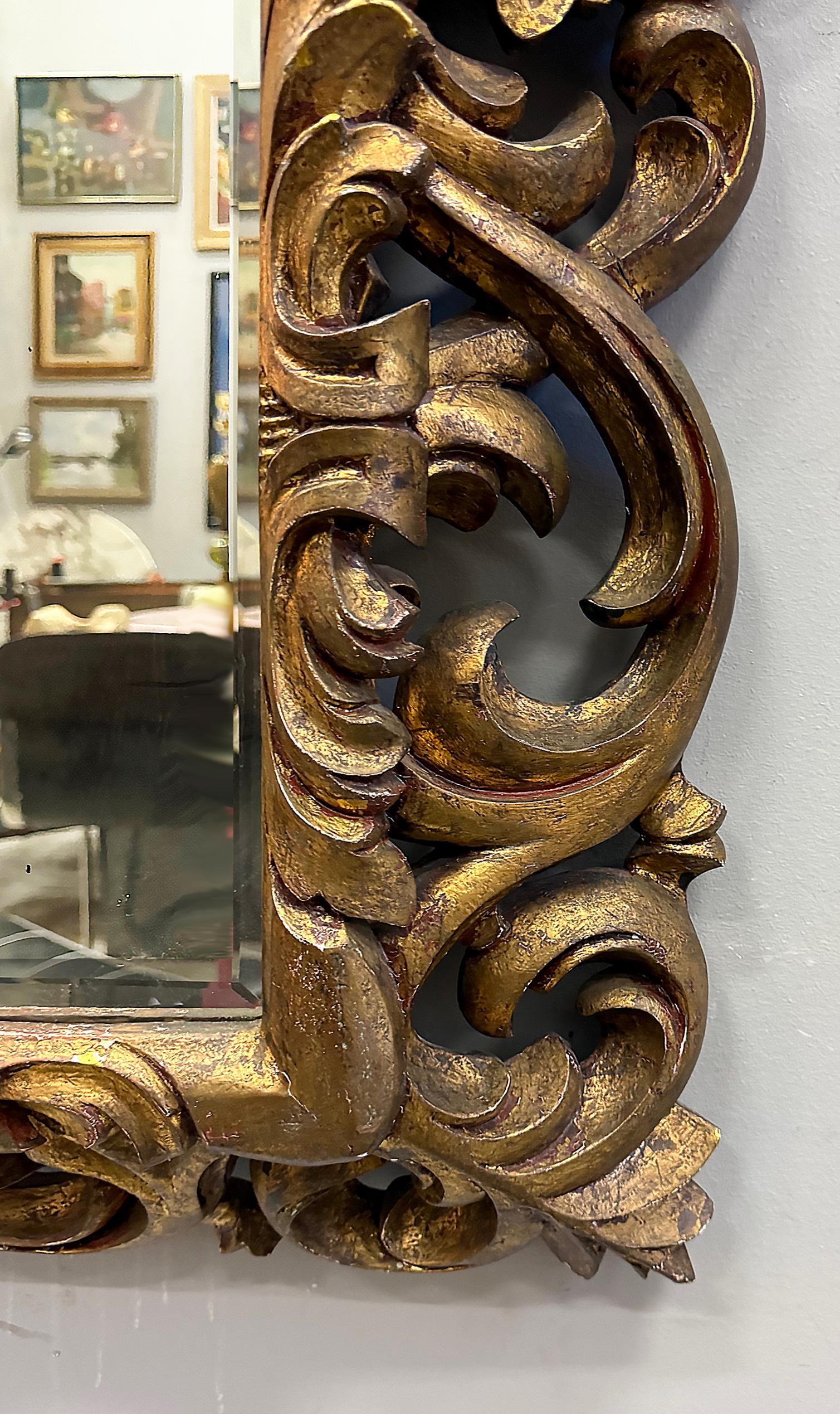 Miroir biseauté en bois doré profondément sculpté, style Rococo en vente 1