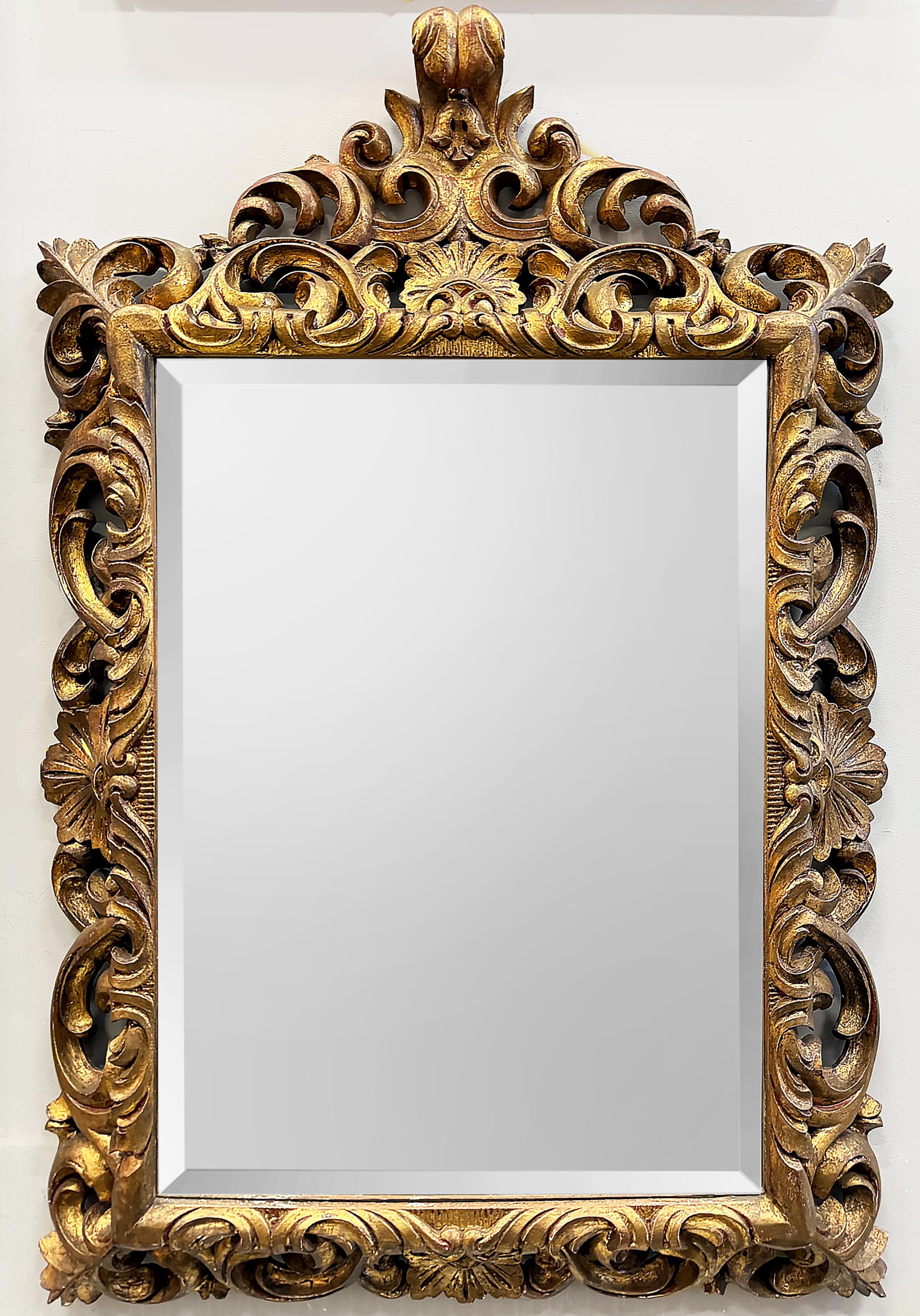 Miroir biseauté en bois doré profondément sculpté, style Rococo en vente 2