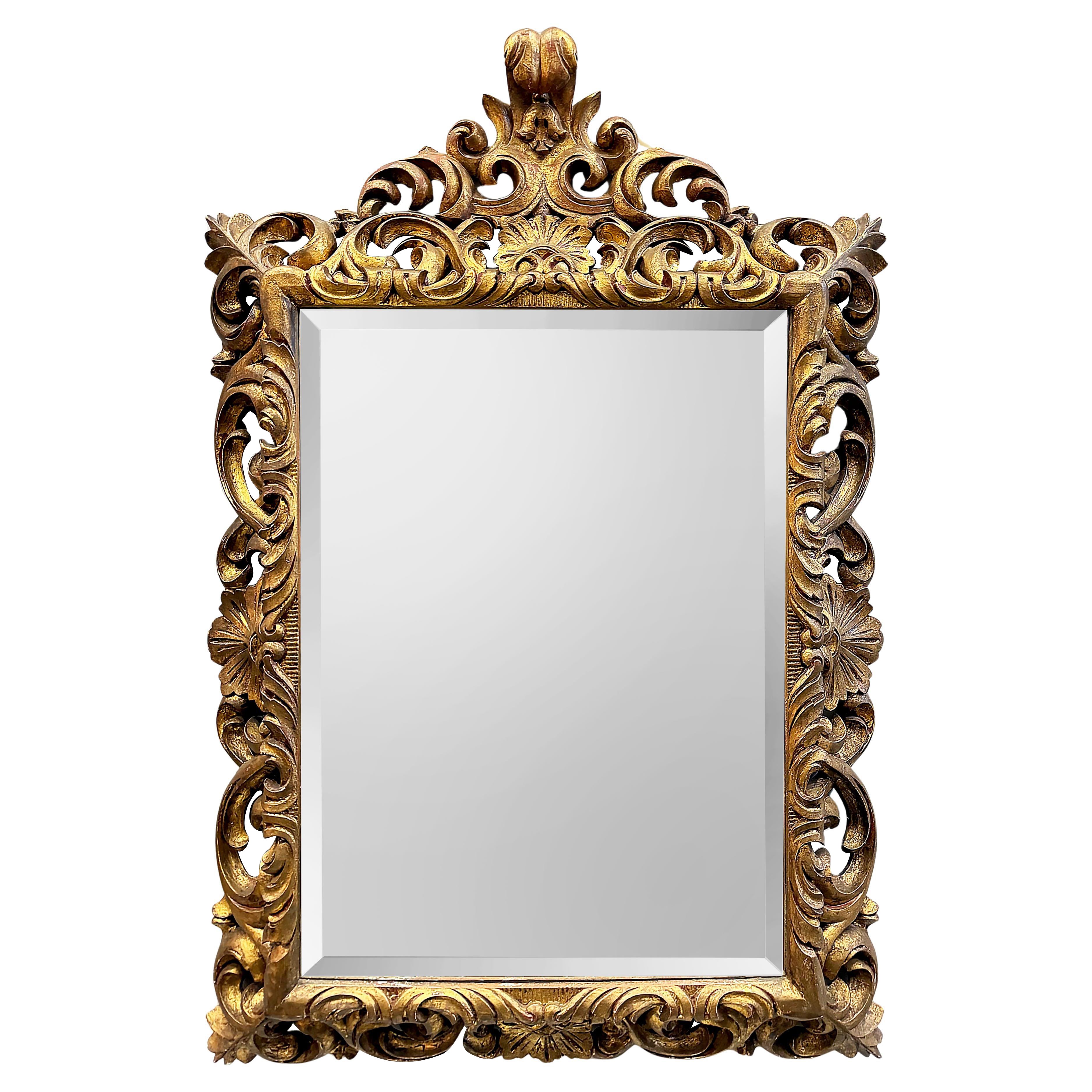 Specchio d
epoca profondamente intagliato in legno d
orato con smusso d
acanto, stile rococò