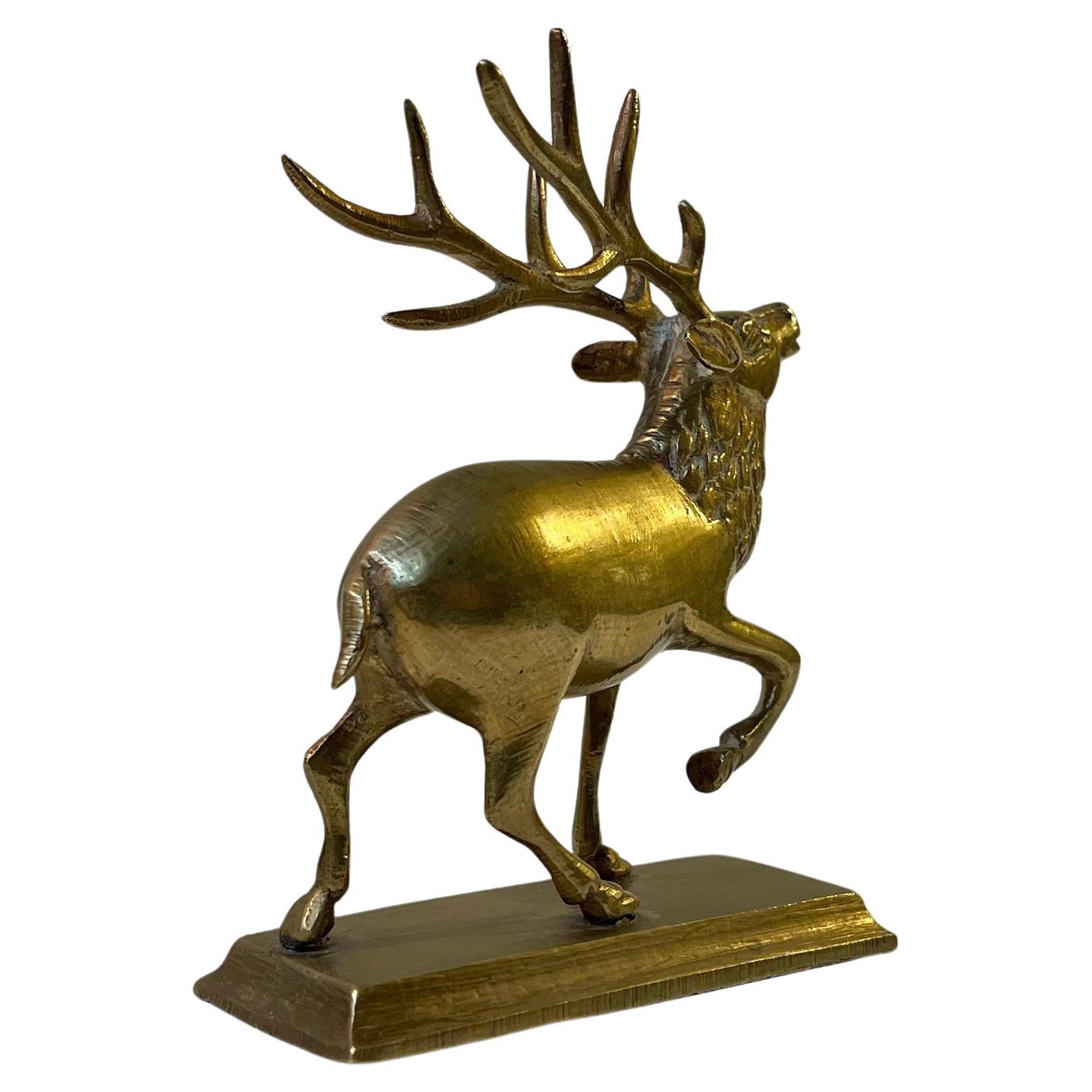 Una statuetta o una piccola scultura di cervo in ottone massiccio ben realizzata. Sicuramente ha una certa età, ma per il resto non sappiamo nulla oltre alle sue ovvie qualità decorative. Non presenta alcun segno. 

Misure: H: 10 cm, L: 9 cm,