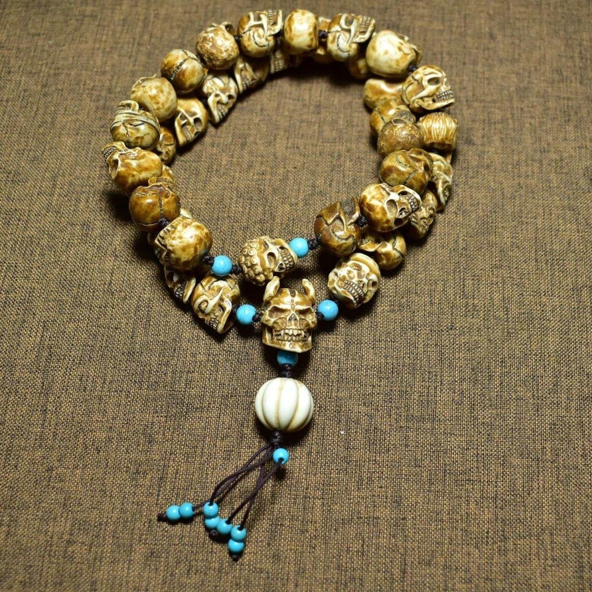 Dieses Armband aus geschnitztem Horn mit 38 Totenköpfen ist ein einzigartiges und faszinierendes Stück, das komplizierte Handwerkskunst mit kultureller und spiritueller Bedeutung verbindet. 

Schnitzereien aus Tierhorn werden wegen ihrer Haltbarkeit