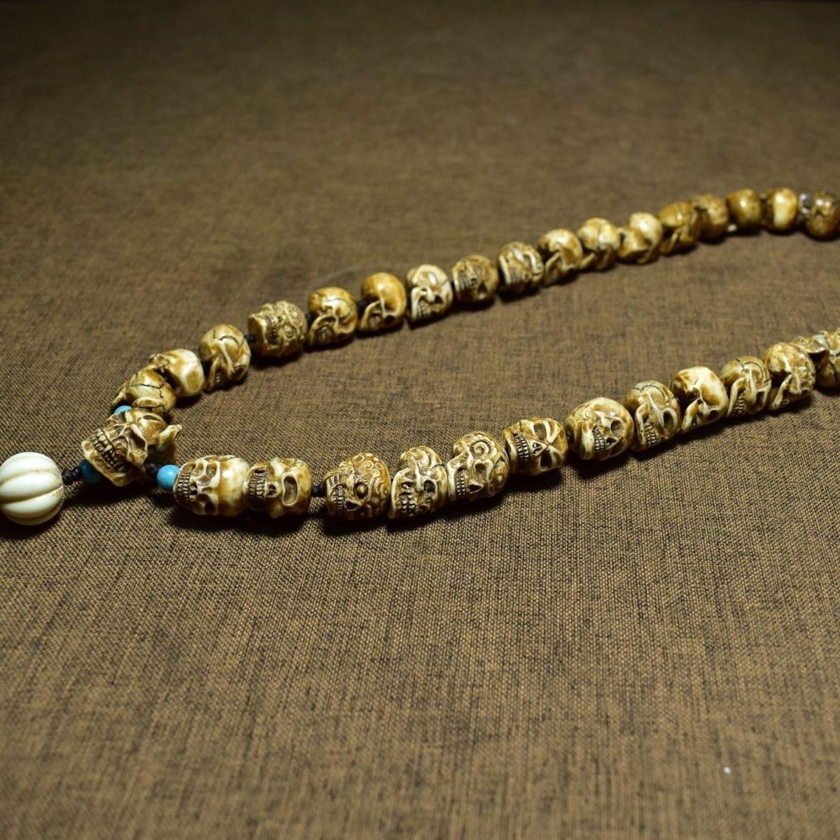 Noble-Armband, Vintage, Hirschhorn geschnitzt, achtunddreißig menschliche Skulpturen, Perlen im Zustand „Gut“ in 景德镇市, CN