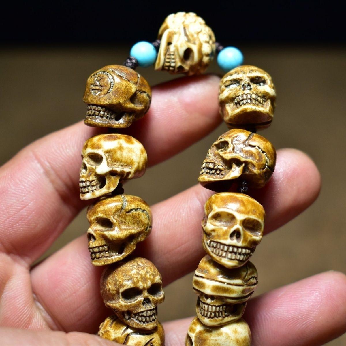 Noble-Armband, Vintage, Hirschhorn geschnitzt, achtunddreißig menschliche Skulpturen, Perlen (19. Jahrhundert)
