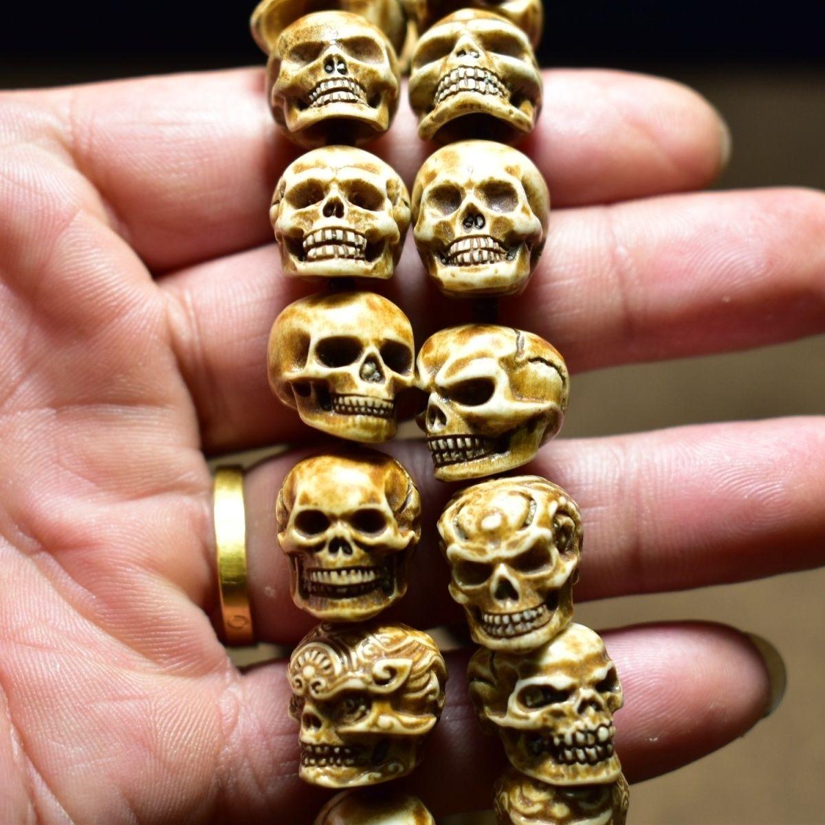 Noble-Armband, Vintage, Hirschhorn geschnitzt, achtunddreißig menschliche Skulpturen, Perlen (Horn)