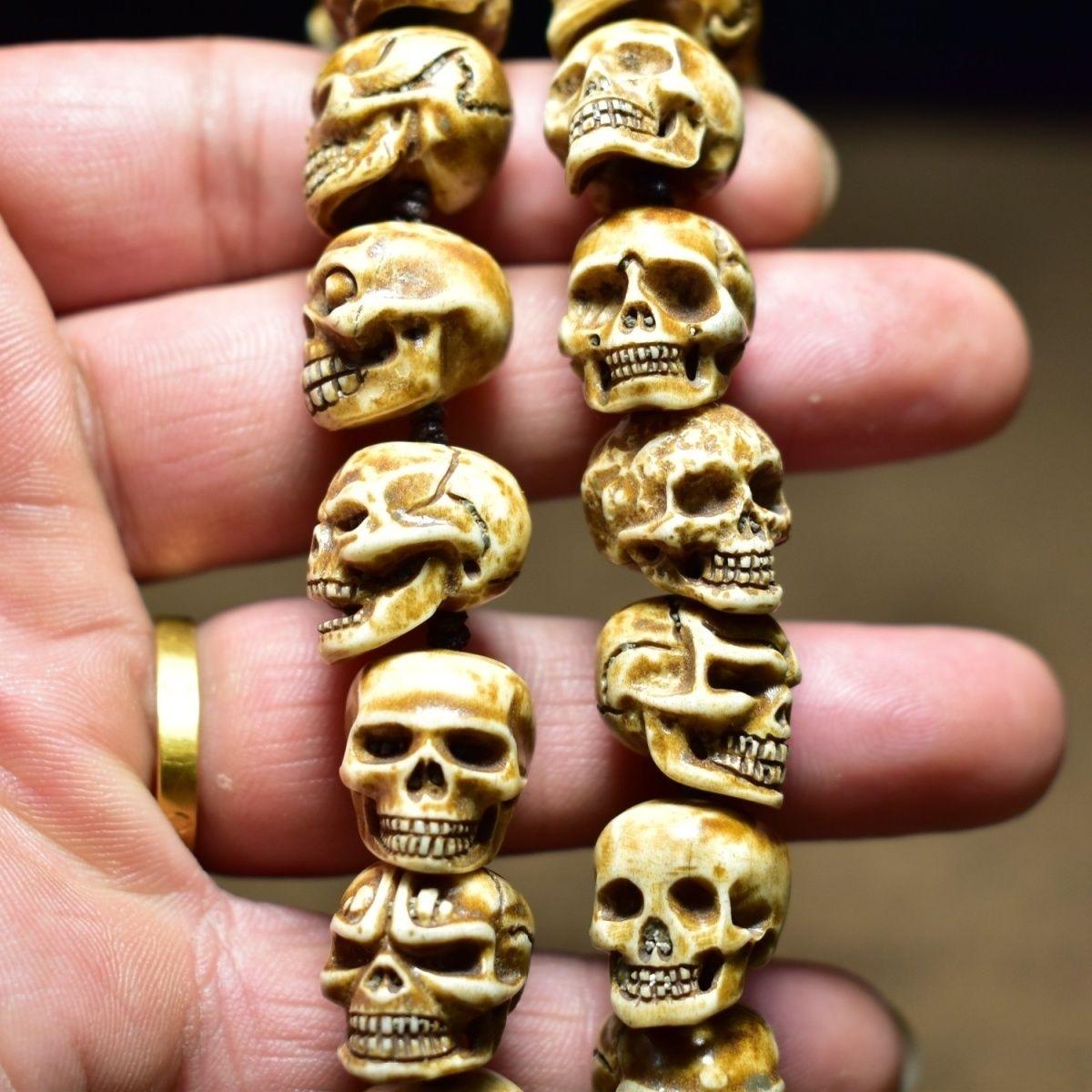 Noble-Armband, Vintage, Hirschhorn geschnitzt, achtunddreißig menschliche Skulpturen, Perlen 1