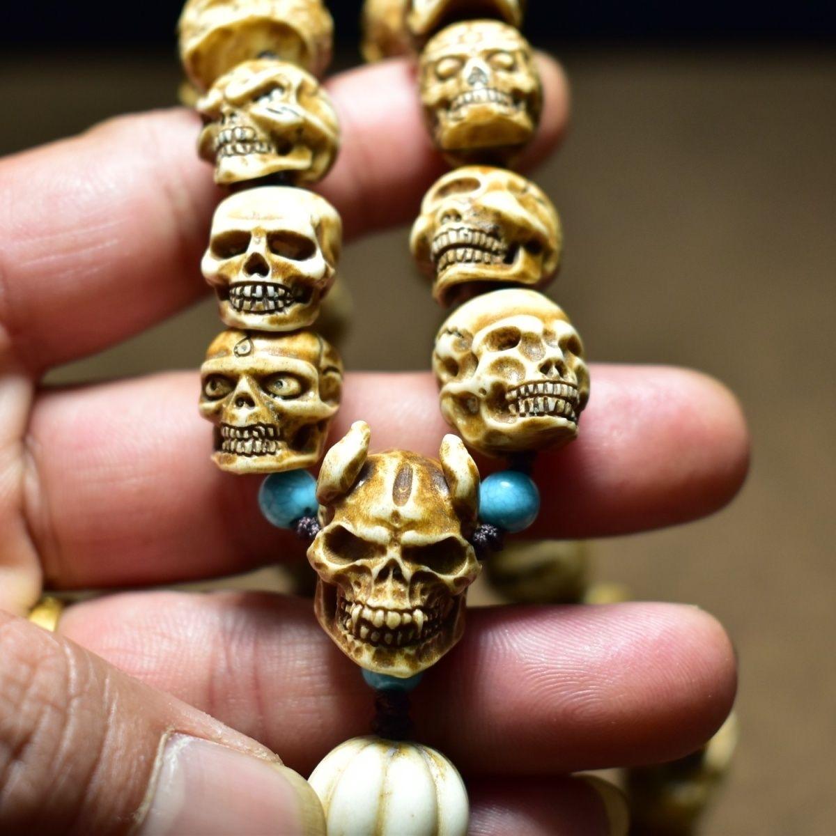 Noble-Armband, Vintage, Hirschhorn geschnitzt, achtunddreißig menschliche Skulpturen, Perlen 2