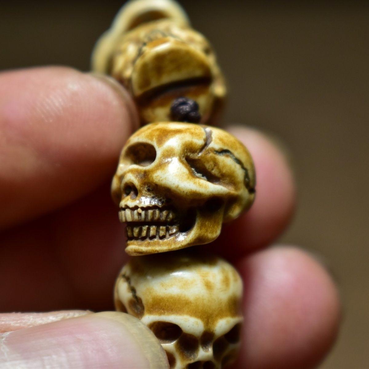 Noble-Armband, Vintage, Hirschhorn geschnitzt, achtunddreißig menschliche Skulpturen, Perlen 4