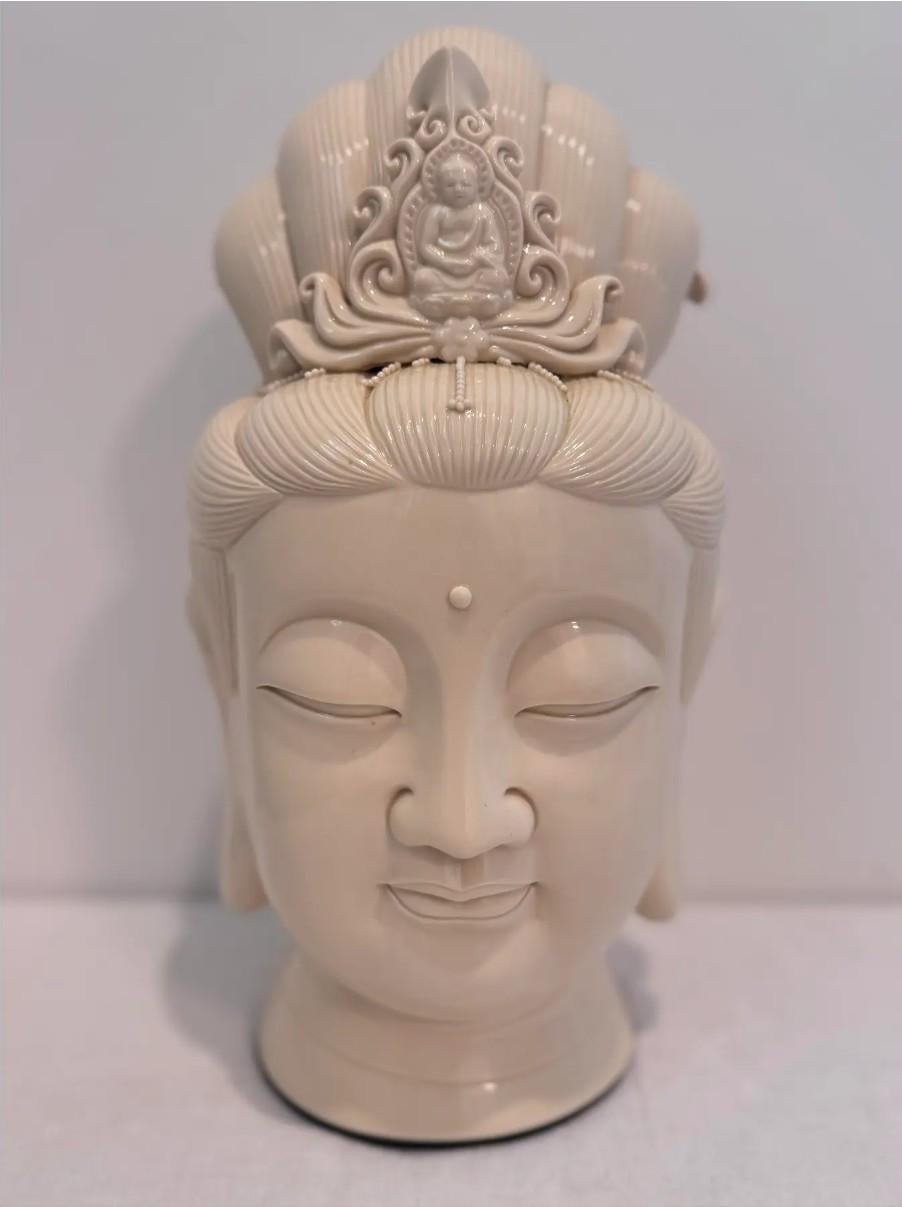 Important buste en porcelaine blanc de Chine représentant Guanyin (Kwan Yin), le bien-aimé Bodhisattva de la Compassion, recouvert d'une glaçure ivoire lumineuse. La coiffe est richement modelée avec des étages nervurés, des fils perlés et un