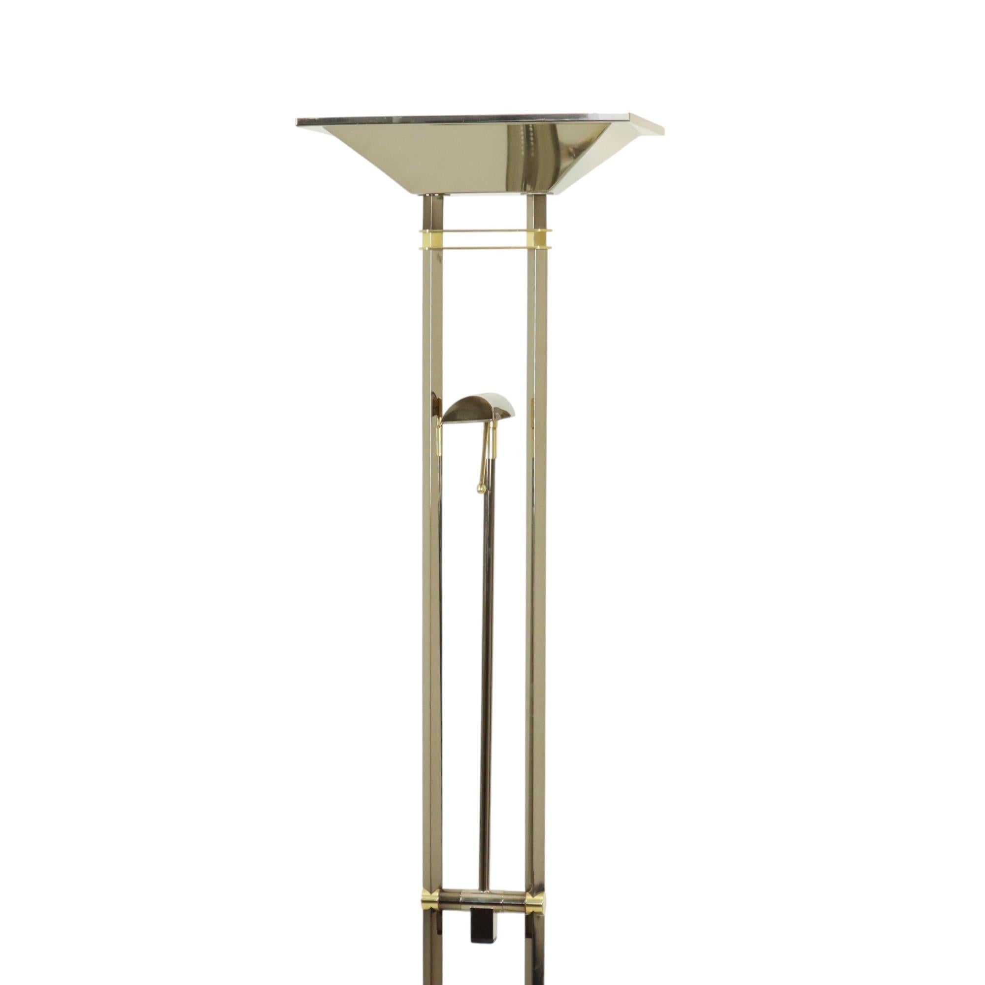 Preciosa lámpara de pie vintage Deknudt Lighting, diseño del prestigioso diseñador Willy Rizzo, fabricada en latón y cromo, objeto de diseño Hollywood Recency de los años 70, Bélgica, marcada con la pegatina del fabricante Deknudt. El interruptor y