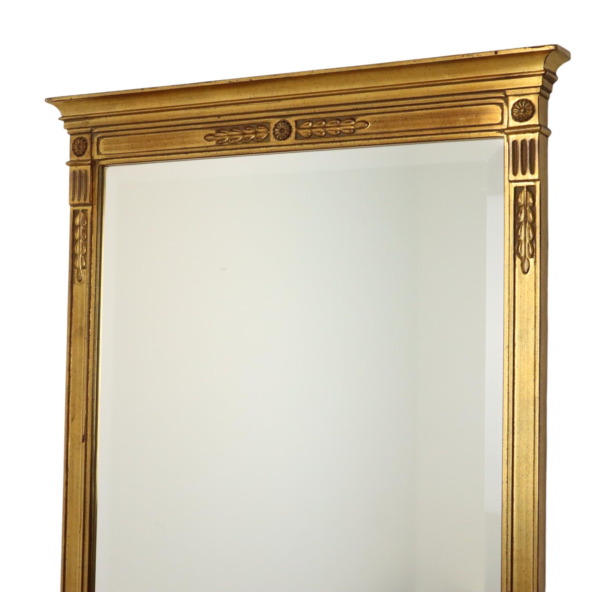 Fantastique miroir Deknudt avec verre miroir taillé à facettes et cadre classique doré entièrement dans le style Empire, seconde moitié du 20e siècle, Belgique.

Miroir de haute qualité de style Eleg, par la maison belge Deknudt, spécialisée dans