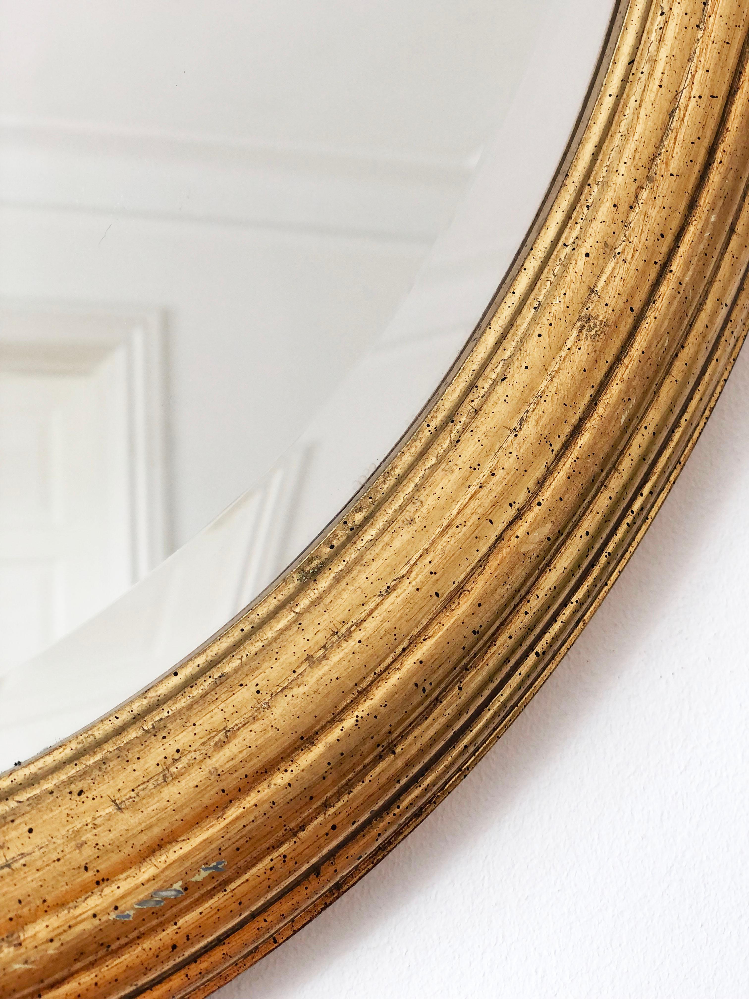 Beautiful giltwood vintage oval mirror in gold from Deknudt mirrors Belgium. Carved wood and beveled glass. Deknudt is known for its quality mirrors from the 70/ 80s.

Object: mirror
Designer: Deknudt
Mark: a Deknudt manufacturing sticker with the
