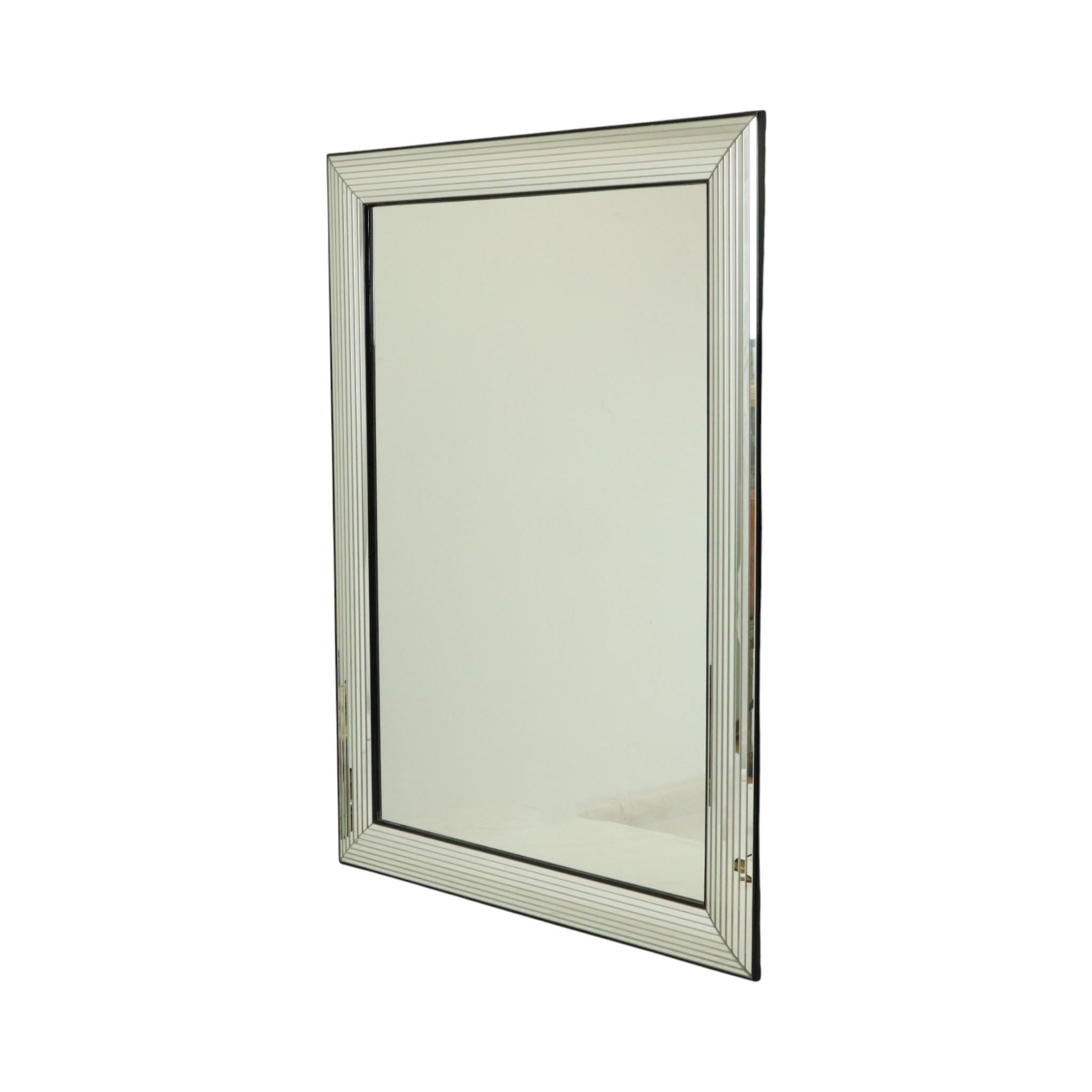 Fantastischer Hollywood-Regency-Spiegel, silberfarben mit schwarzen Details, von Deknudt, 1970-80er Jahre, auf der Rückseite mit dem Aufkleber des Herstellers versehen.

Deknudt, ein belgisches Unternehmen, das 1946 gegründet wurde und sich auf