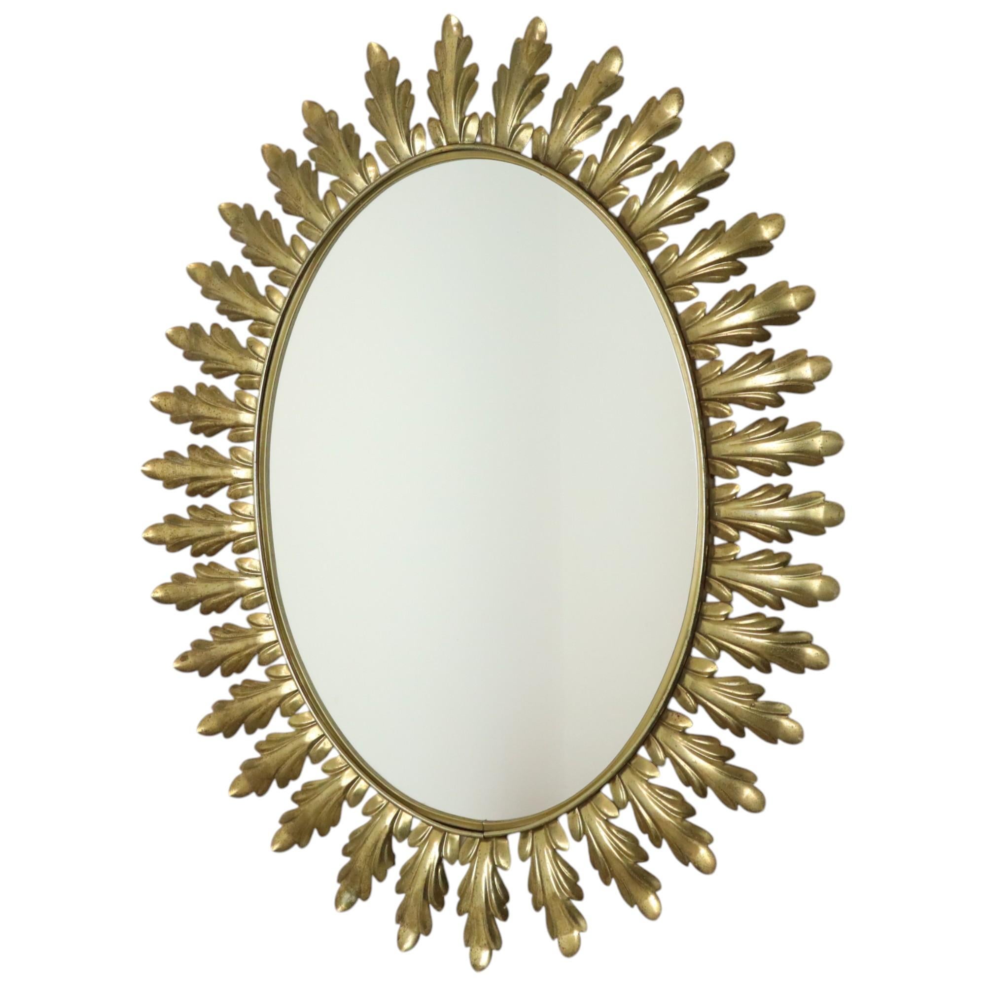 Seltener und beeindruckender Vintage Deknudt Sonnenspiegel, ovaler Sonnenschliffspiegel mit goldenen Akanthusblättern rundum, schönes Designobjekt aus den 1960er Jahren, Belgien.

Der Spiegel ist aus verkupfertem (Messing) Metall, er hat Flecken und