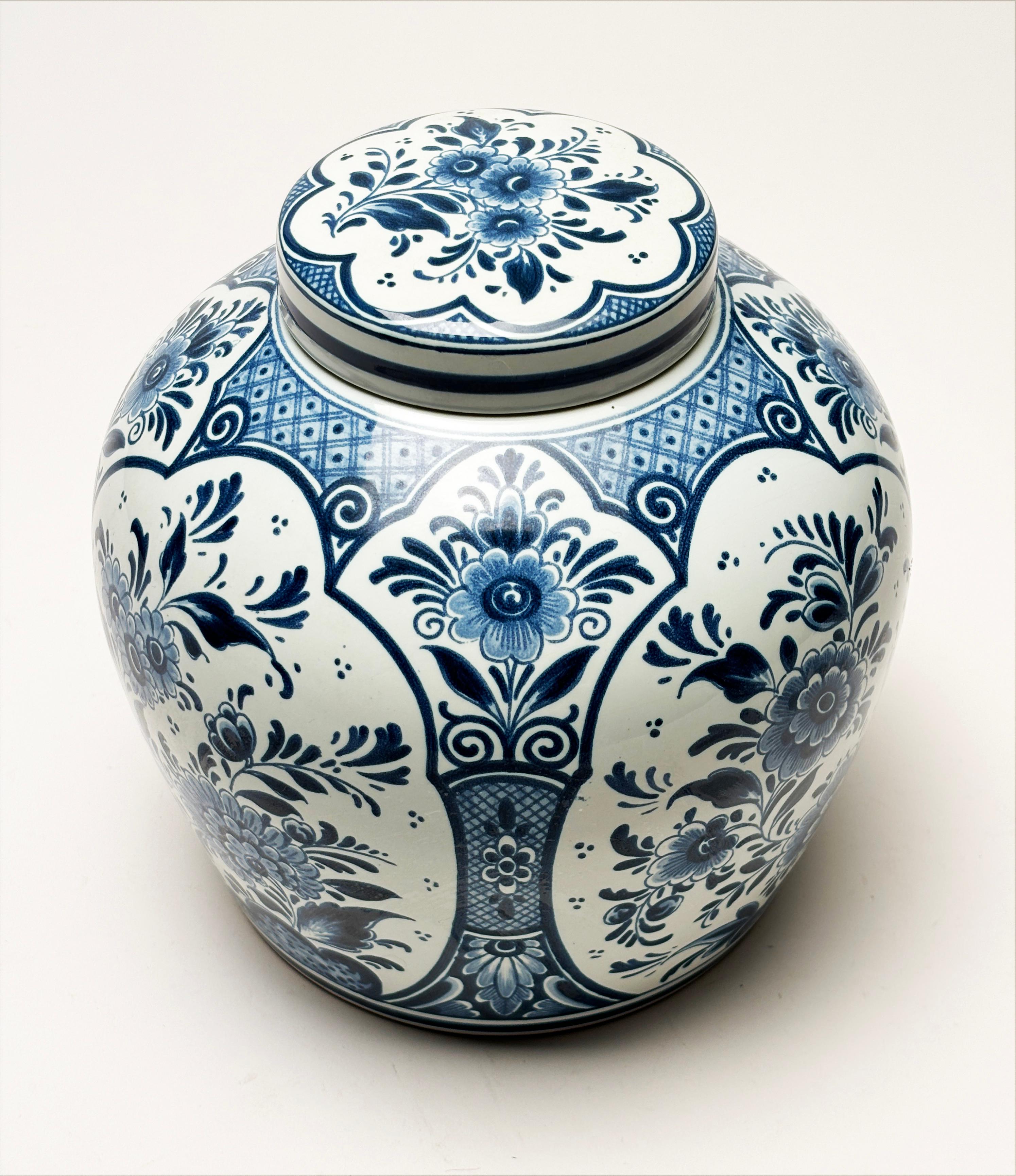 Romantique Pot à gingembre de Delft bleu et blanc avec couvercle fabriqué en Hollande en vente