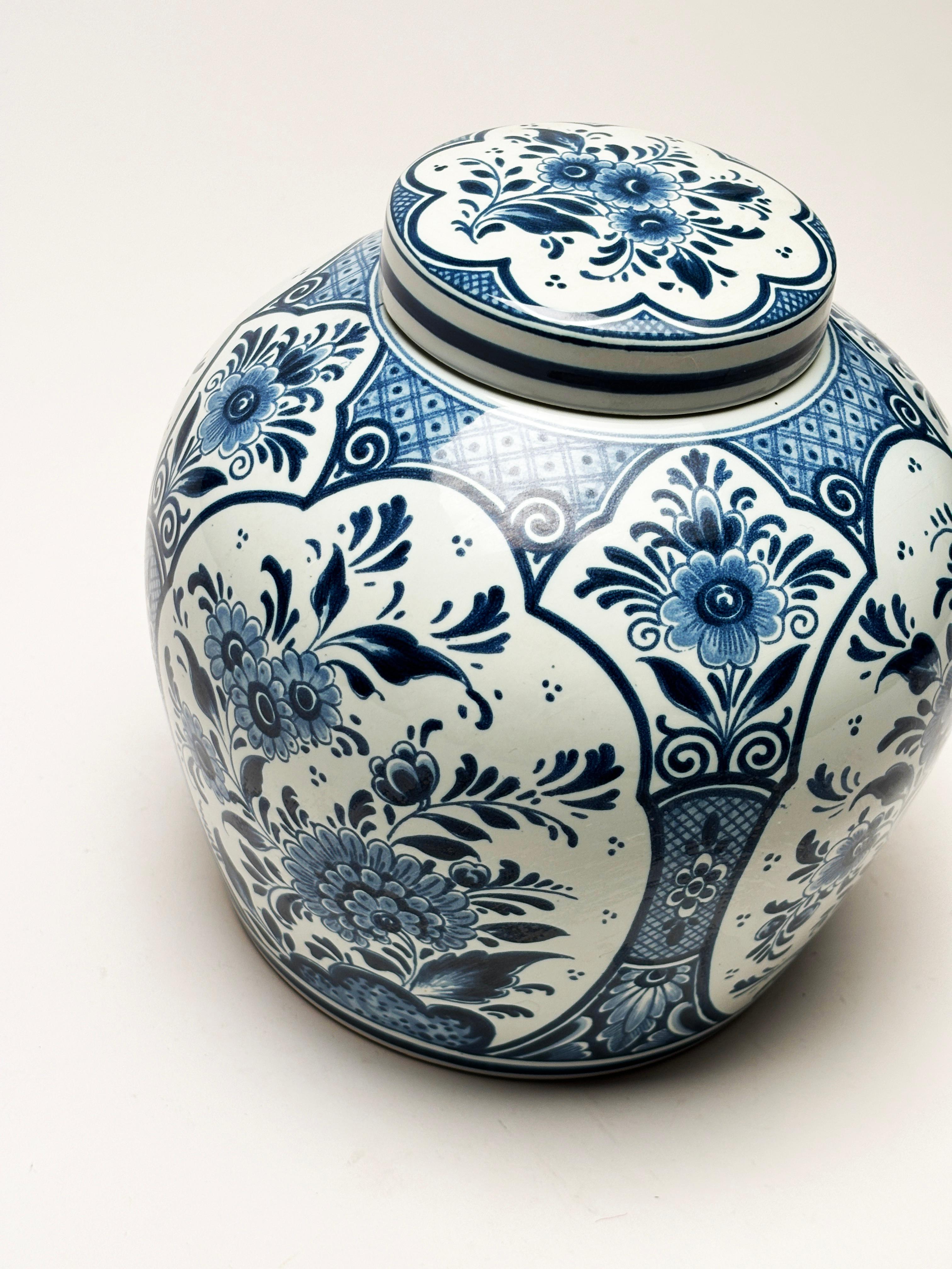 Néerlandais Pot à gingembre de Delft bleu et blanc avec couvercle fabriqué en Hollande en vente