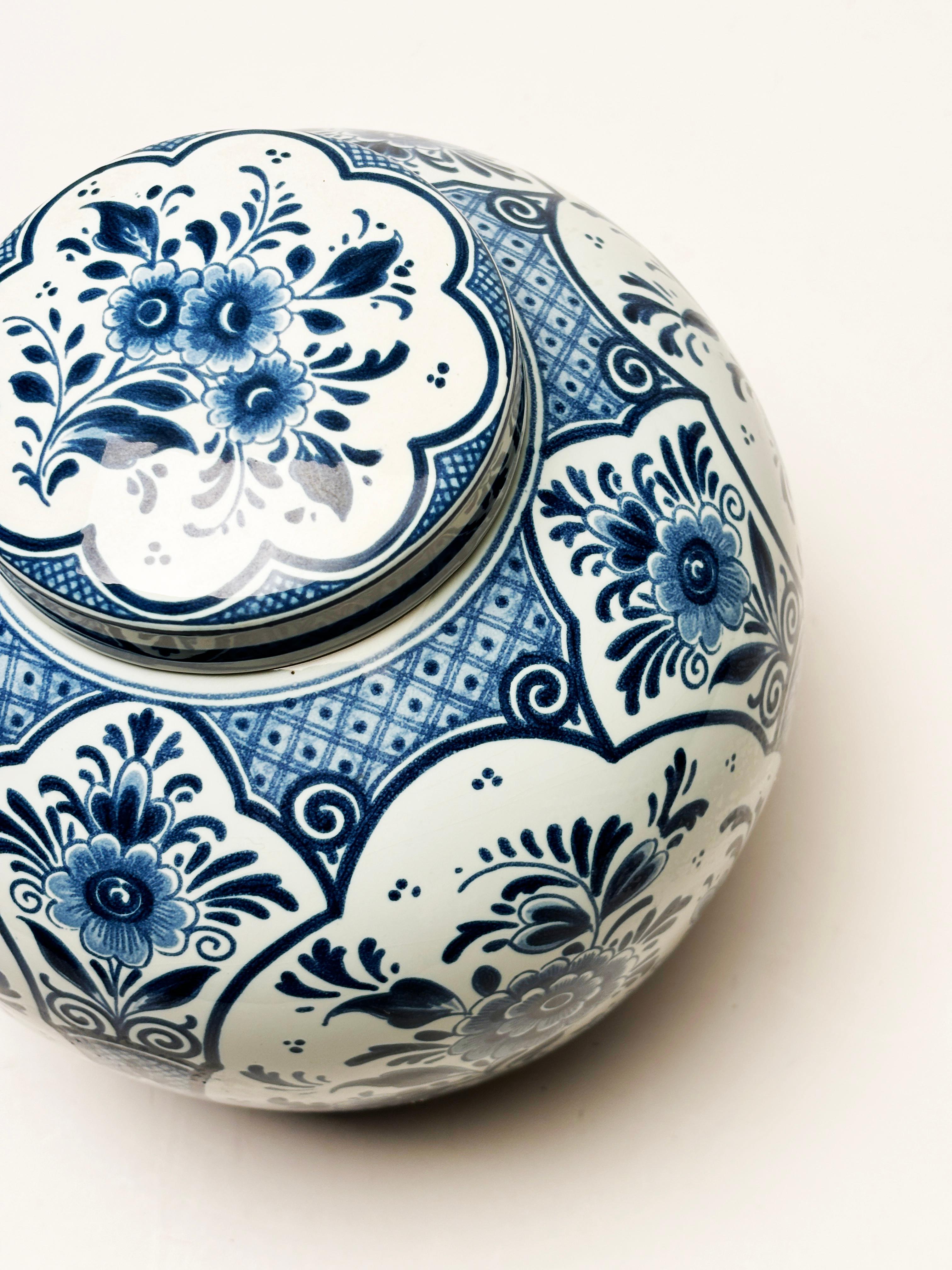 20ième siècle Pot à gingembre de Delft bleu et blanc avec couvercle fabriqué en Hollande en vente