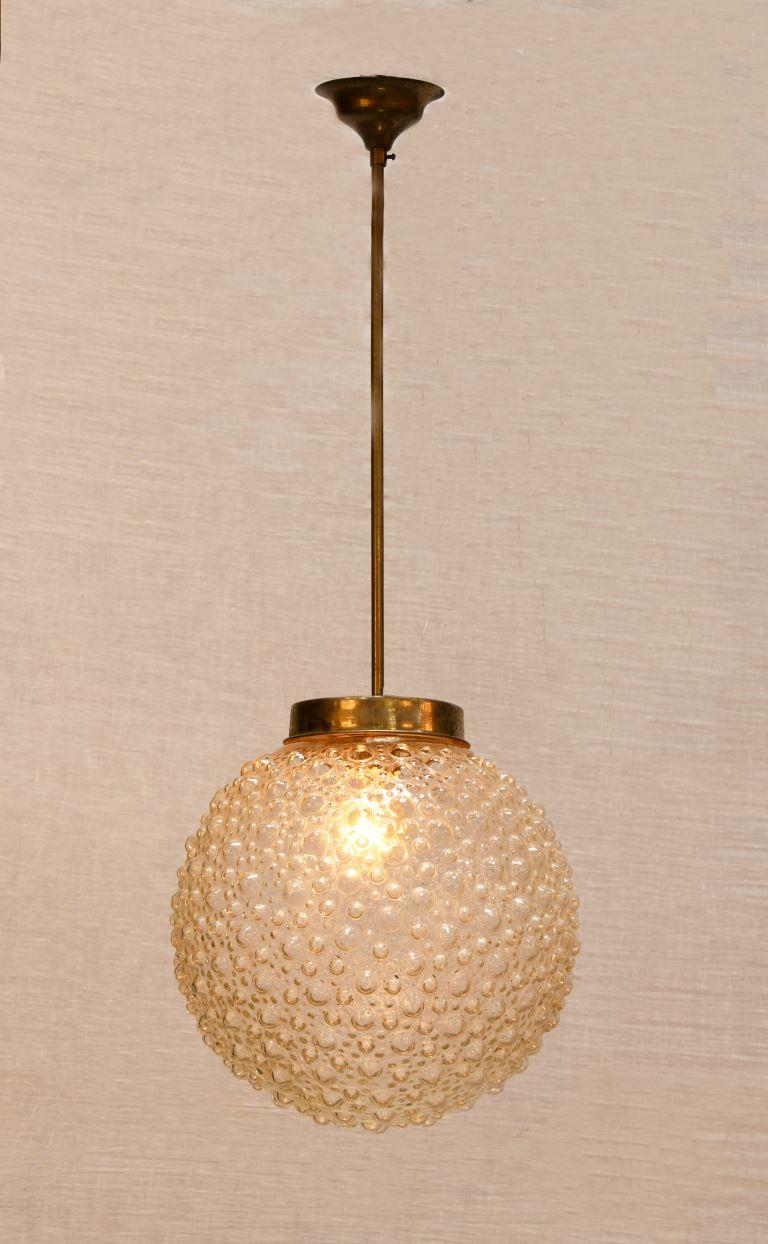 Vintage-Genuss! Midcentury Modern 'Bubble Glass' Globe Pendelleuchte (Italienisch) im Angebot