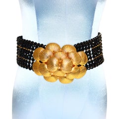 Cintura vintage deLillo con perline nere e fibbia con conchiglie larghe a strati dorati