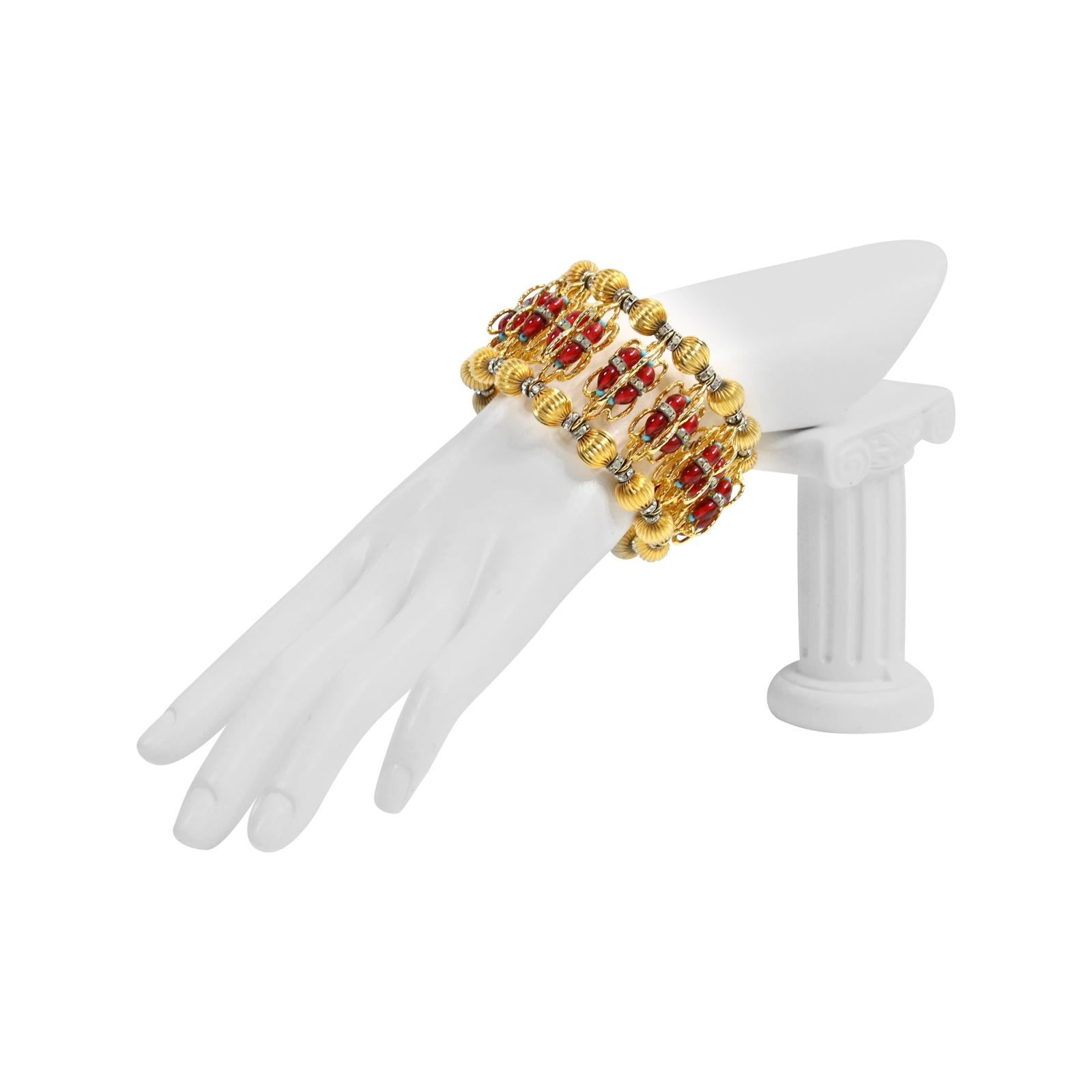 Vintage deLillo Gold Tone Armband mit roten Cabochons, Kristalle Faux Türkis.  Das sieht nach feinem Schmuck aus.  Kaum zu glauben, dass es aus den 1970er Jahren stammt.  
Das nenne ich eines der Meisterwerke von deLillo.

 William deLillo war nur 9