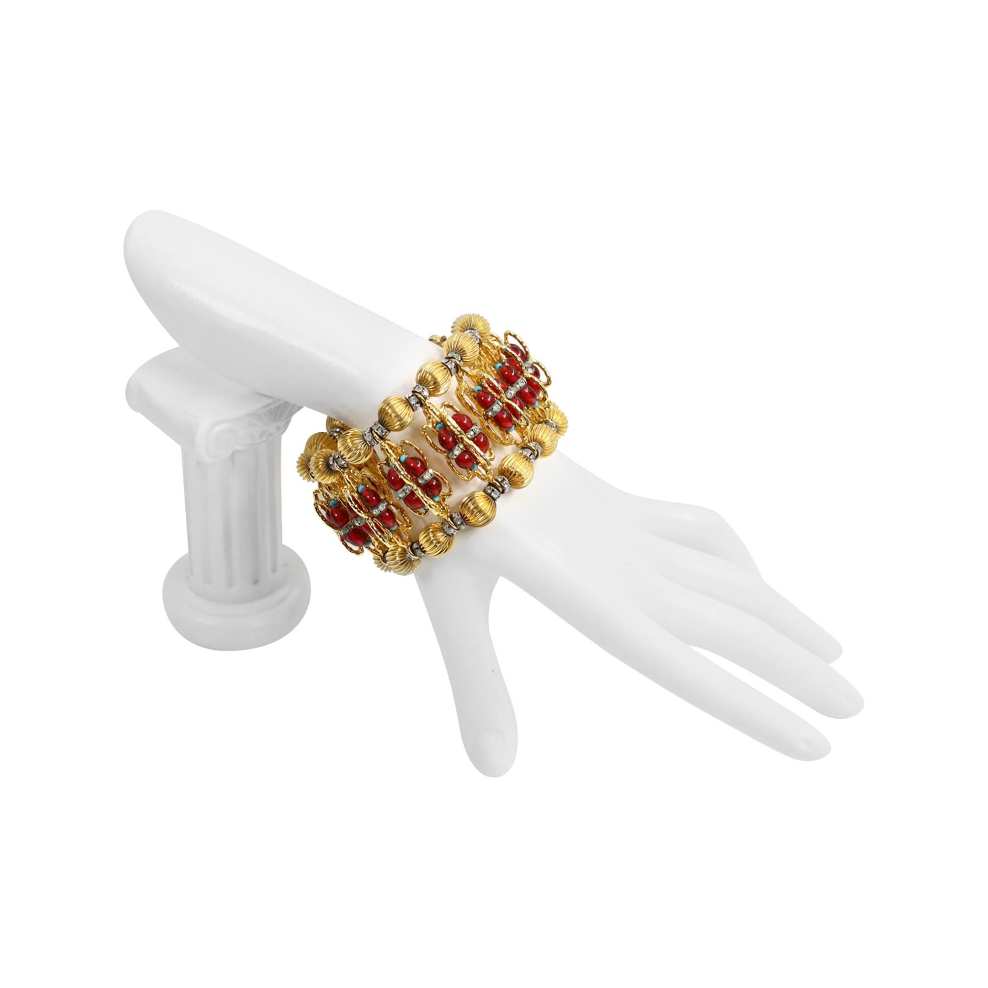 Bracciale vintage deLillo in tonalità oro con cabochon rossi, cristalli e finto turchese.  Sembra un'ottima gioielleria.  È difficile credere che risalga agli anni '70.  
Questo è quello che definisco uno dei capolavori di deLillo.

 William De