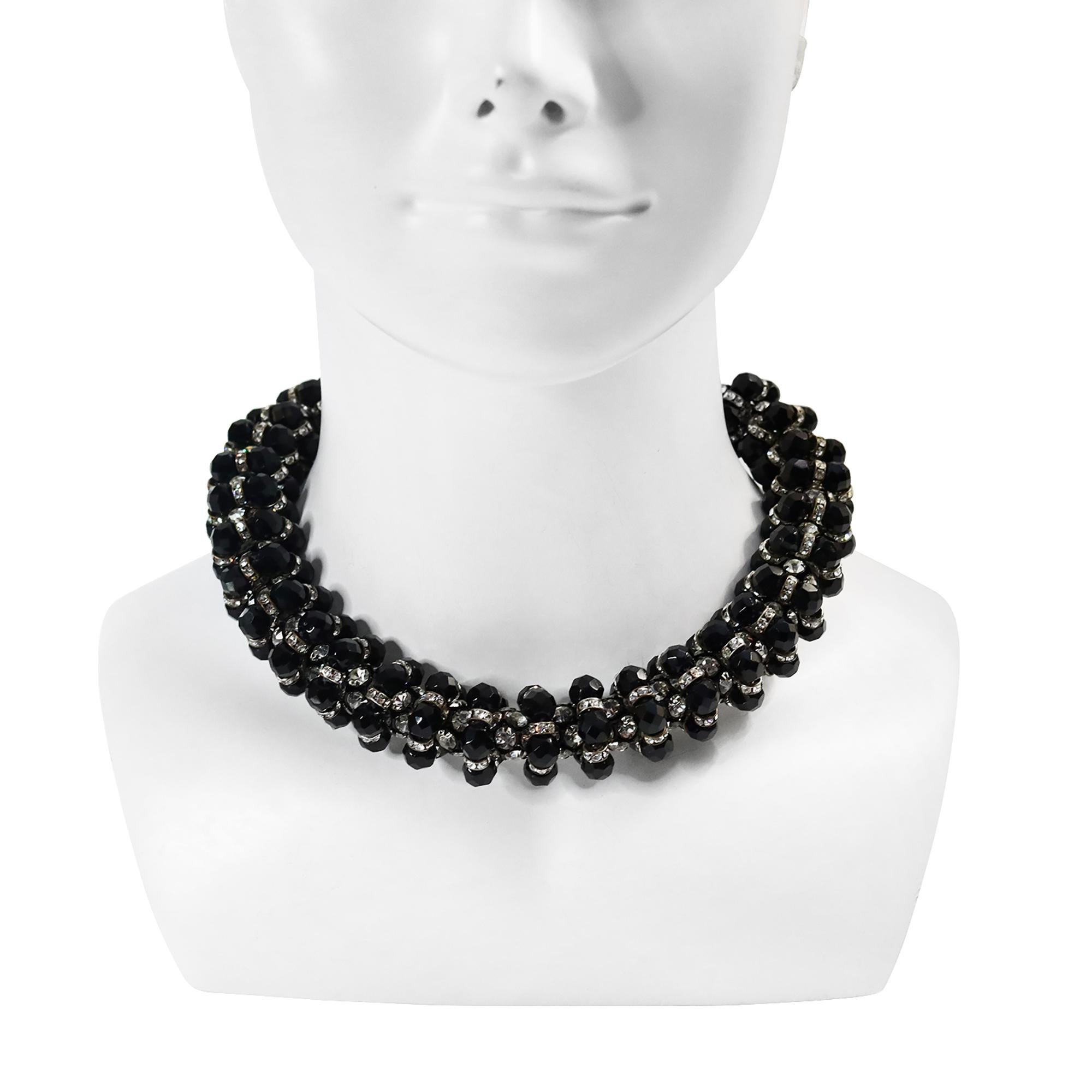 Collana vintage deLillo con diamanti e perline nere. Uno di quei pezzi che hanno poco fascino e molto fascino quando sono indossati.  Ci sono delle rondelle tra ogni pezzo di perline e il pezzo di cristallo che, quando vengono coordinate insieme,