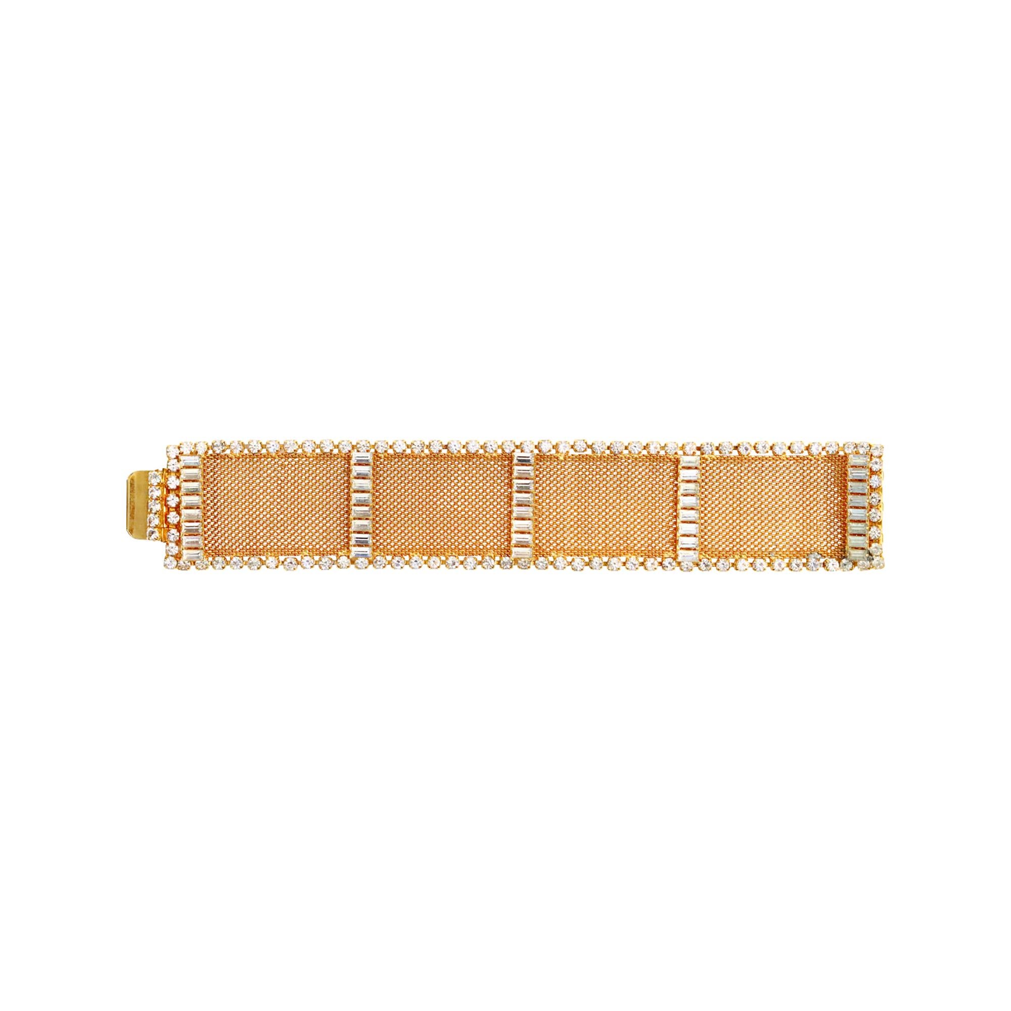Vintage DeLillo Gold Mesh with Crystals Bracelet Circa 1970s. DeLillo classique avec baguette et cristaux ronds sur maille.  Bracelet très classique.