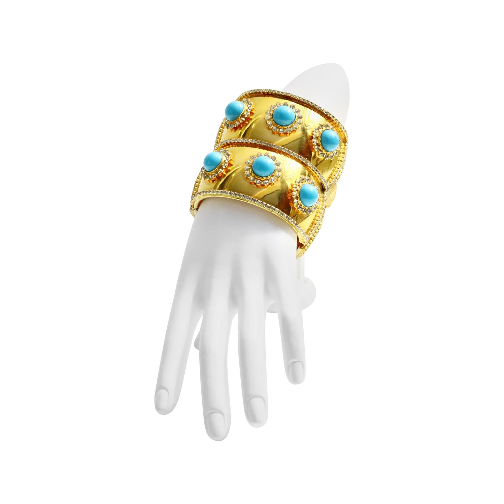 Vintage deLillo Gold Tone Crystal mit Faux Türkis Armband 1970er Jahre. Die Fotos sprechen hier für sich selbst. Es handelt sich um ein Doppeldecker-Armband mit runden Kristallstücken, die in der Mitte von einem 3D-Türkisimitat akzentuiert werden.