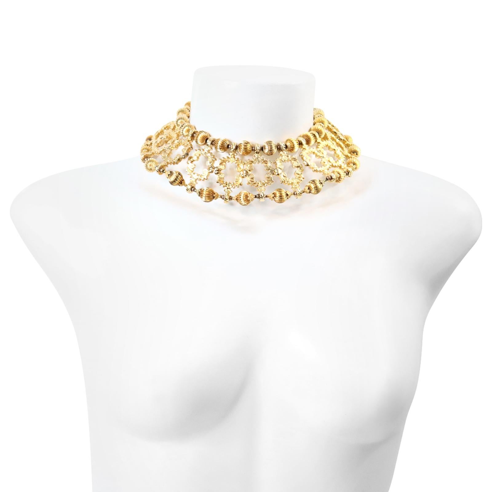 Vintage deLillo Gold Tone Detailed Choker Circa 1970s. Ce collier est magnifique et unique.  Il est conçu pour un petit cou, mesurant 13 pouces, c'est donc un véritable tour de cou. Cependant, s'il vous convient, il restera à jamais un chef-d'œuvre.