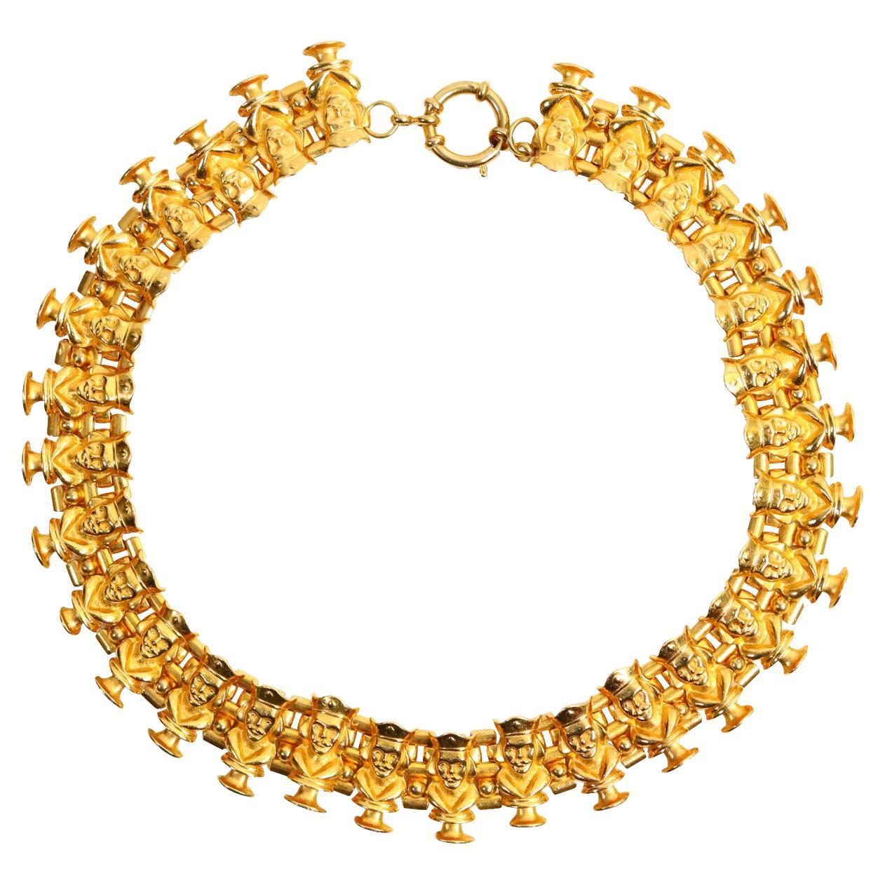 Vintage deLillo Gold Tone Kings Men Necklace In Good Condition For Sale In New York, NY