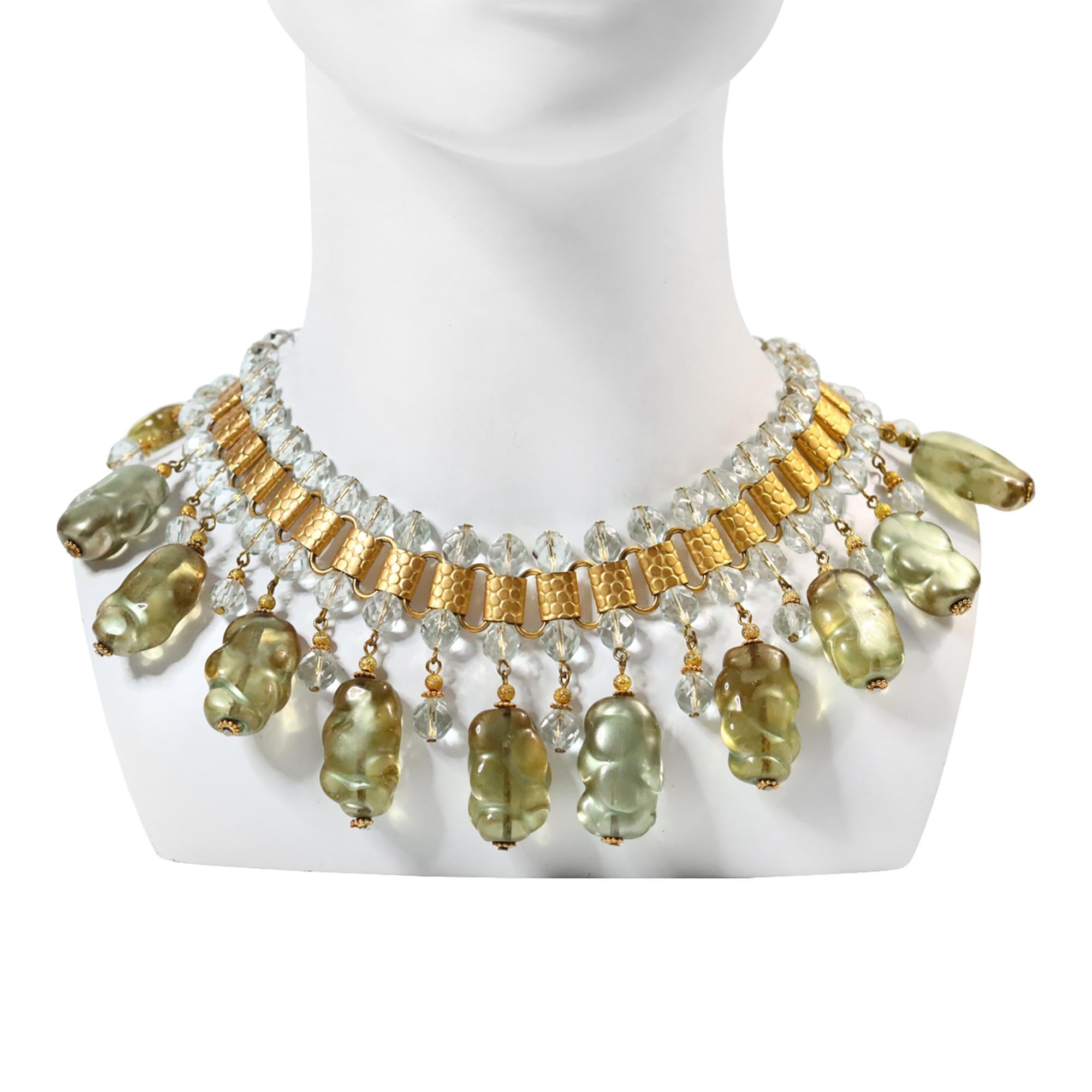Vintage deLillo Gold Tone with Light Green Dangling Beads Necklace Circa 1970s.  C'est très spécial.  Les perles les plus grosses sont des citrines vertes légères tachetées, avec une pièce en or à la base pour finir.  Une perle plus claire est