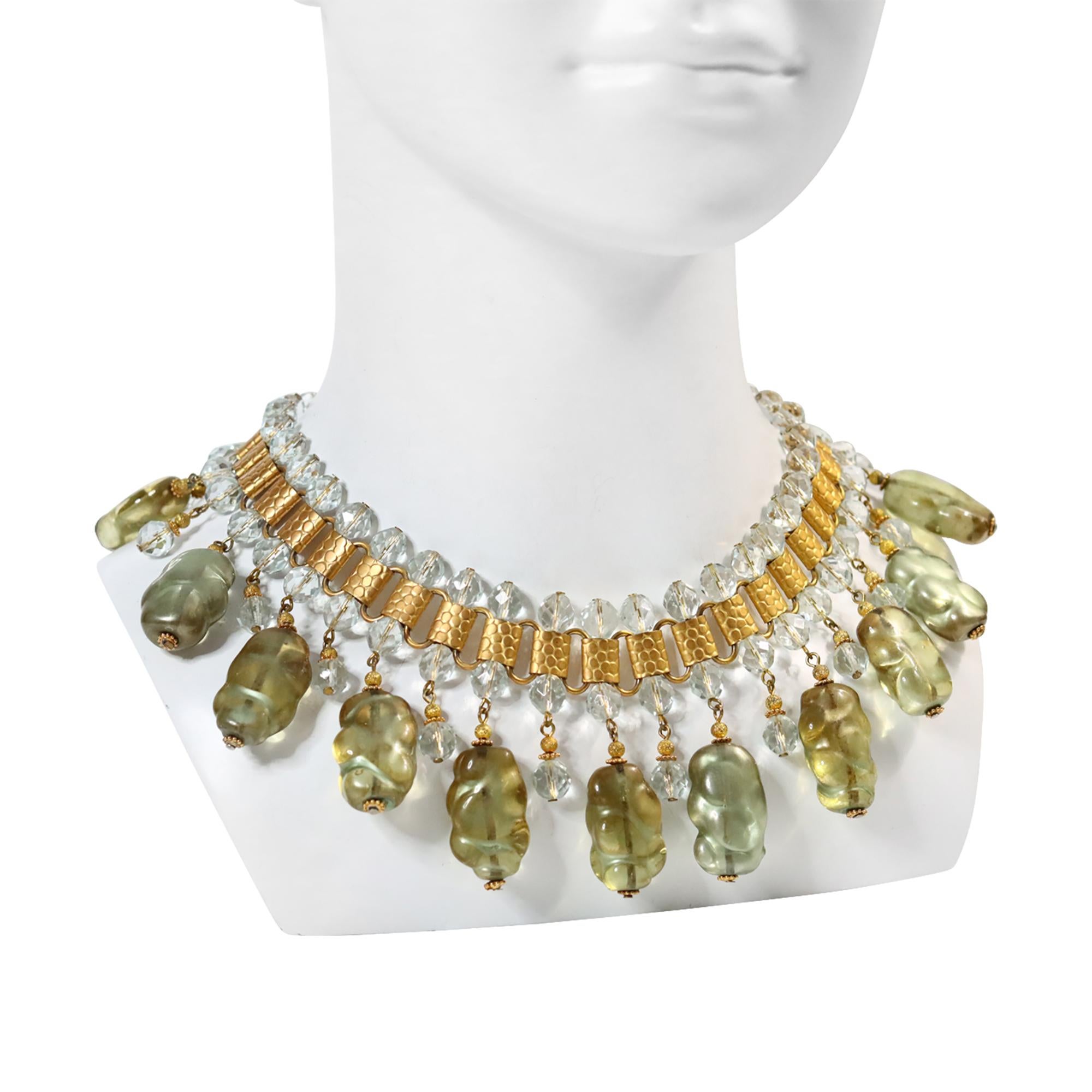 Moderne Collier Vintage deLillo en tons dorés avec perles enchevêtrées vertes, circa 1970 en vente