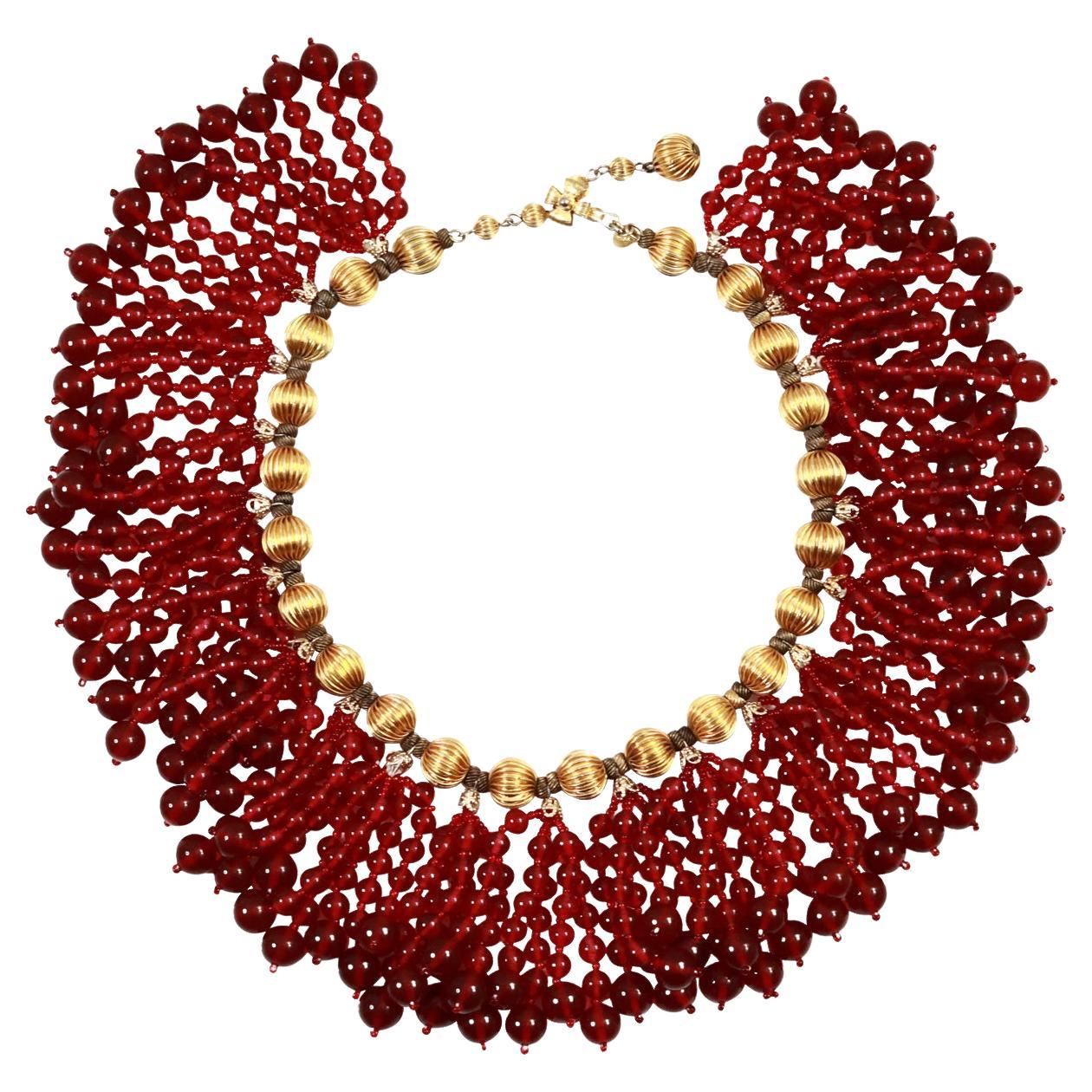 Vintage deLillo Gold-Ton mit roten baumelnden Perlen CIRCA 1970's. Diese wunderschöne Halskette hat eine zusätzliche Kette auf der Rückseite, so dass Sie sie näher am Hals oder länger sitzen lassen können, um einen Choker-Look oder einen